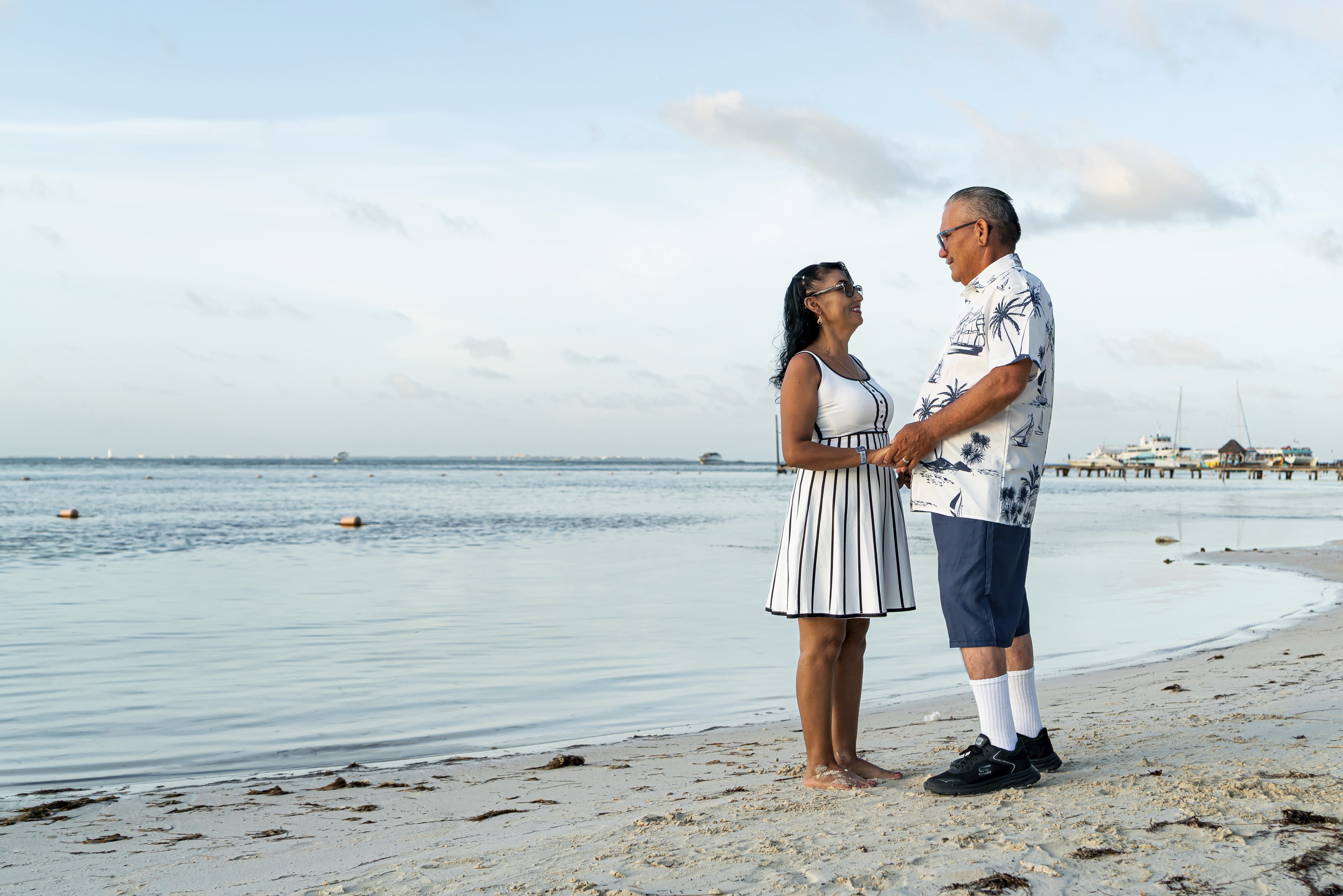 https://0201.nccdn.net/1_2/000/000/194/0b5/luxartifices-riviera-maya-beach-family-photos0015.jpg