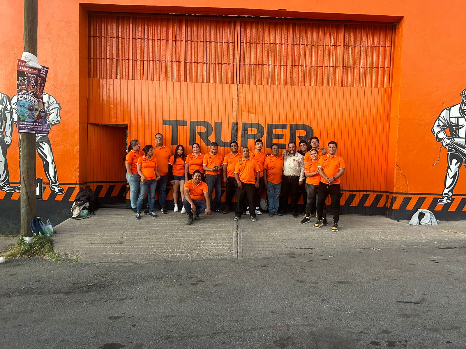 toallas de colores variados colgando dentro de la habitación