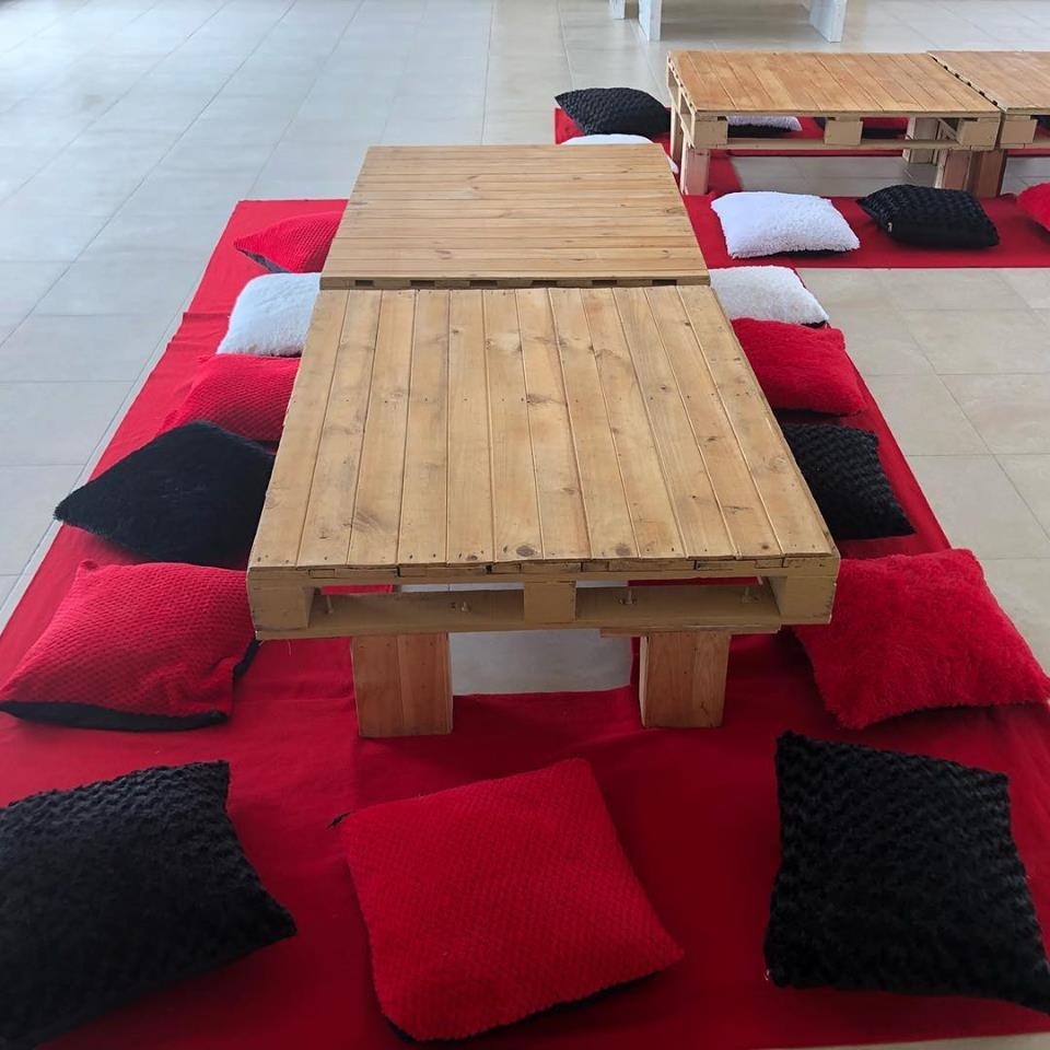 Cojines en tela felpudo
Color Rojo, negro y blanco
44cm x 44cm
Precio Unitario
Alquiler $ 5.000
Manta para piso $ 20.000