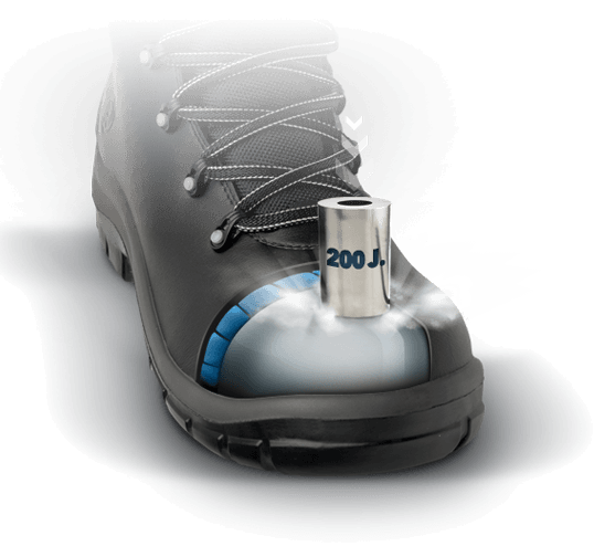 Persona con zapatillas deportivas naranjas y negras en un entorno industrial moderno.