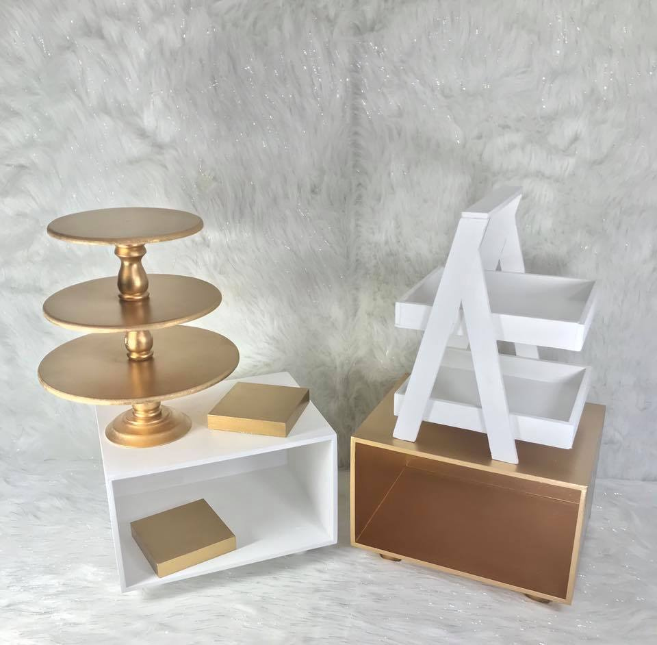 Bases tipo Tv para la mesa de Dulces 24 cm Altura  40 cm largo 
$30.000 
Precio Unitario
Base redonda para Postres Color Dorado  3 niveles
Alquiler $ 30.000
Bases de Postres Cuadradas  Pequeñas $10.000