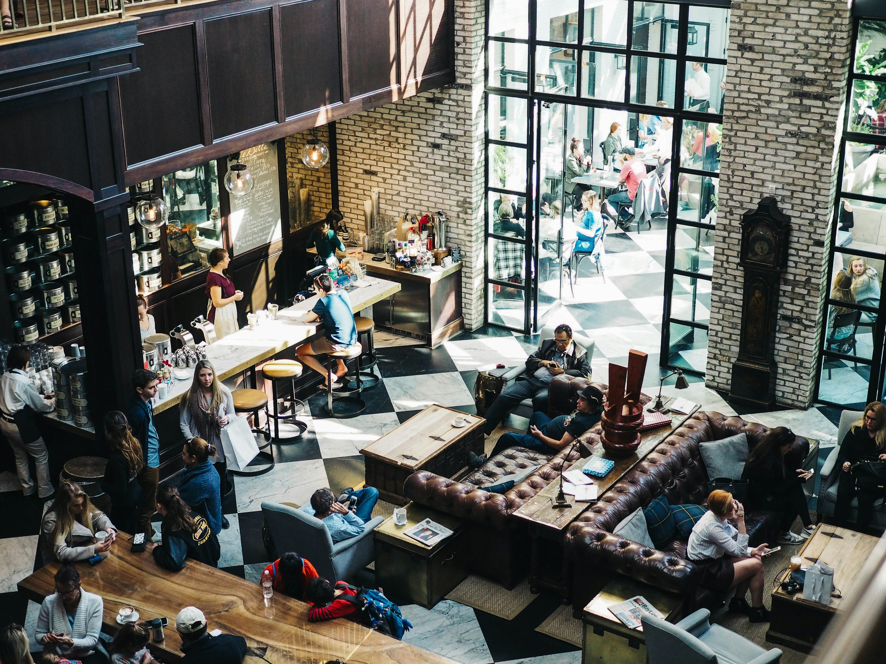 foto aérea de personas en un bar