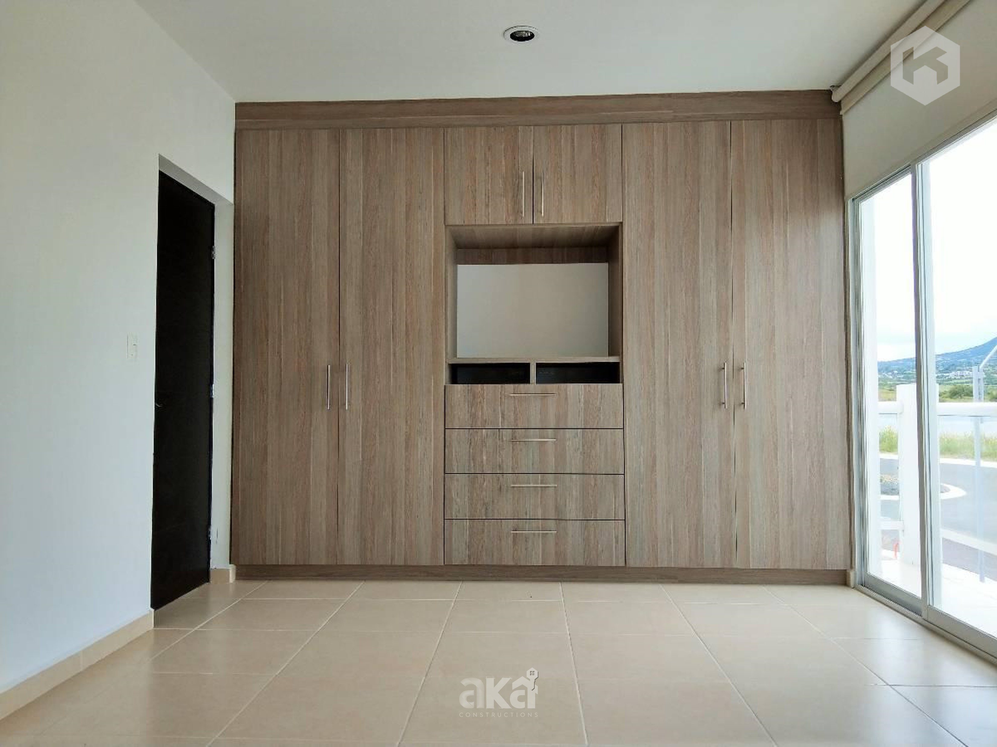 Clóset de Autor de Piso a Techo con Centro de Entretenimiento Integrado