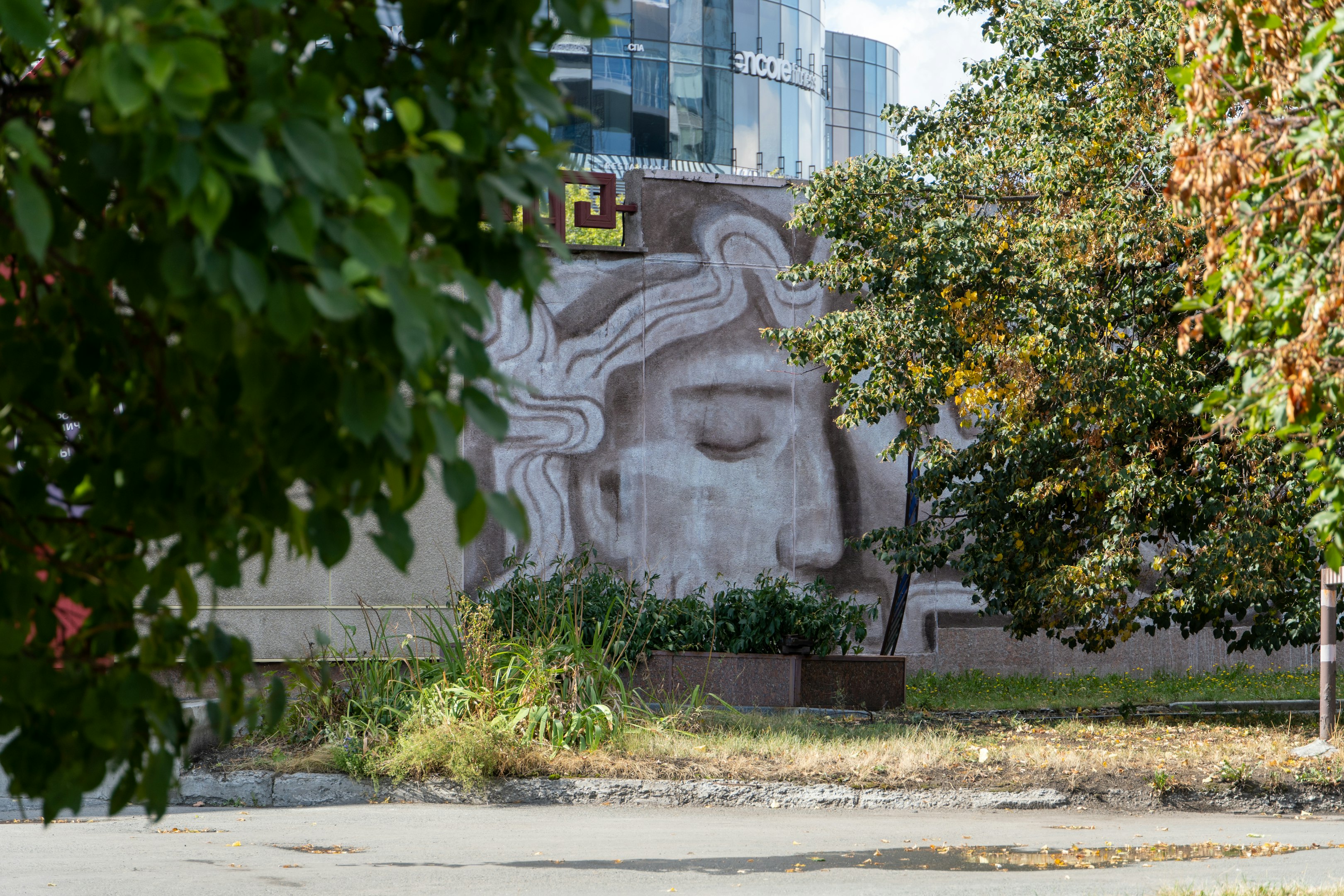 un edificio grande con un mural grande