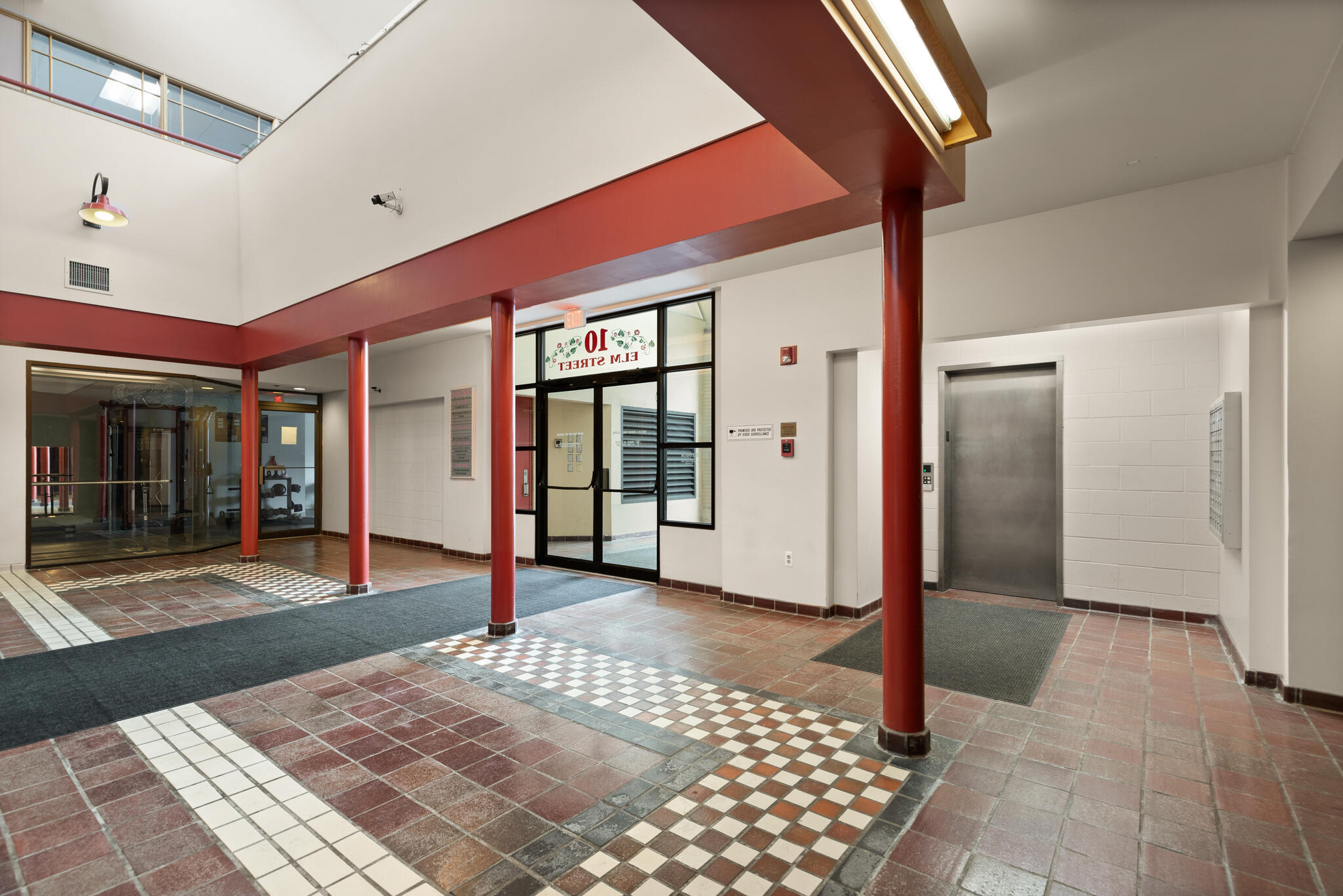 https://0201.nccdn.net/1_2/000/000/196/840/10-elm-st-danvers-ma-01923-usa-003-006-foyer3-mls_size.jpg