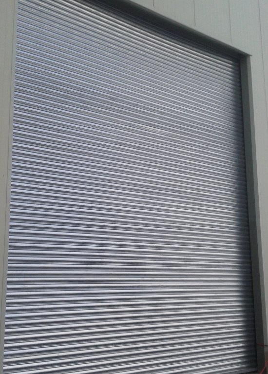 Cortina de acero fabricada en lamina tipo europea Galv. Cal.24 con mecanismo de cadena.