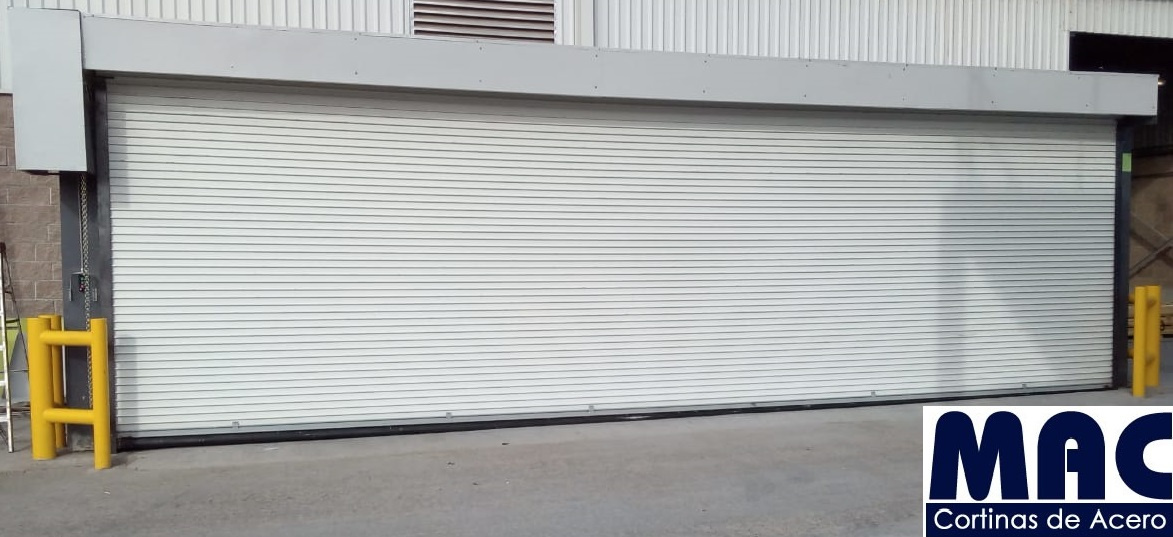 Cortina duela plana con taparollo cuadrado y tapa para motor.