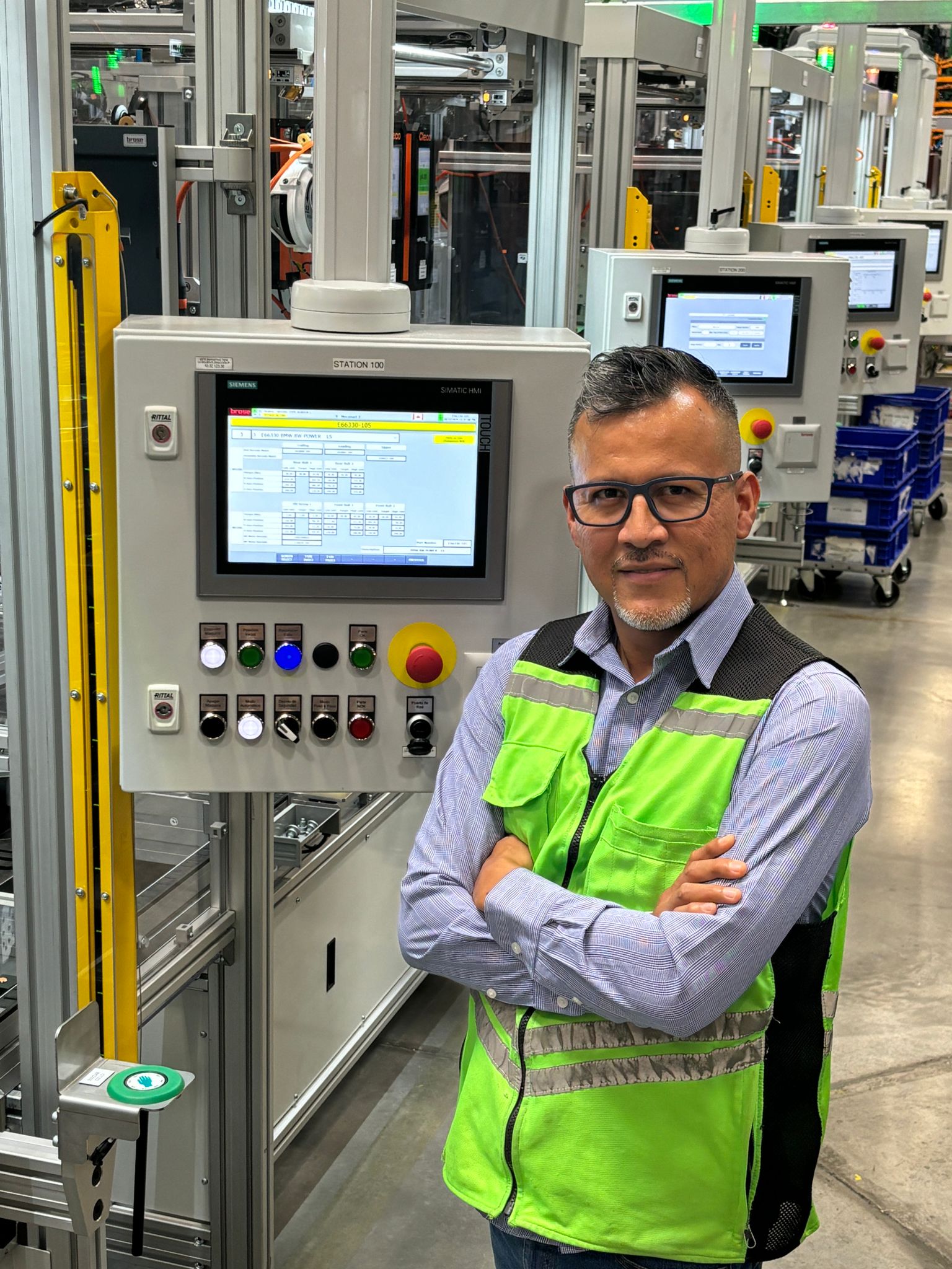 Línea de producción automatizada en una fábrica moderna con equipos industriales y paneles de control. Línea de producción automatizada en una fábrica moderna con equipos industriales y paneles de control.