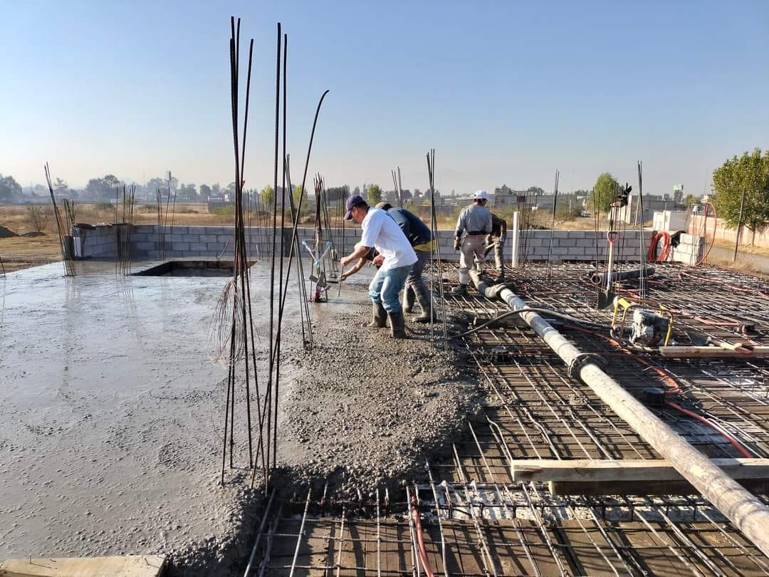 un edificio con un suelo de madera y un techo de madera