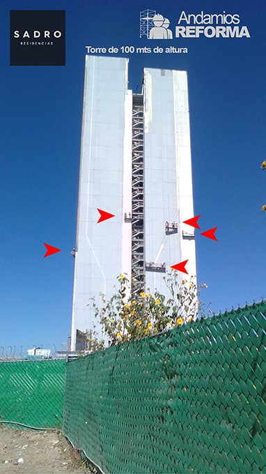 Obra de construcción de edificio residencial con grúa amarilla, andamios y fachadas en proceso