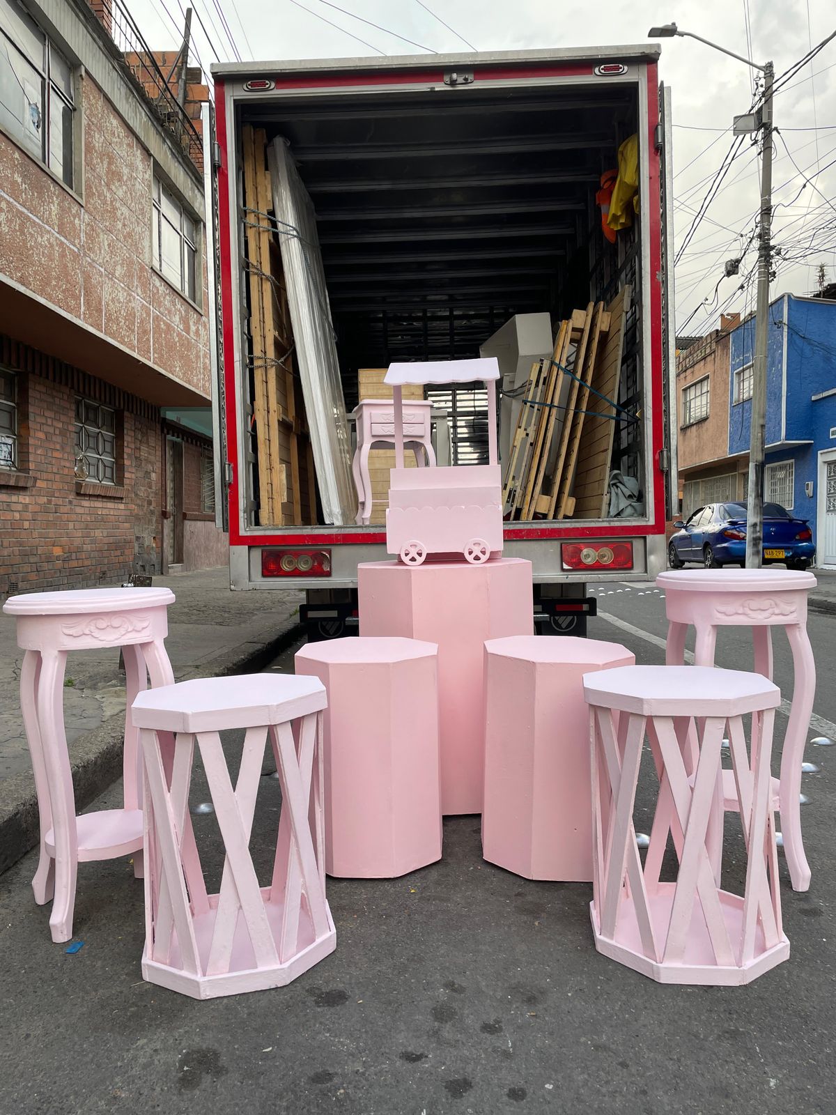 Mesa Octogonal Pequeña Tablilla
42cmx42cm
58cm Alto
$50.000
Mesa Auxiliar Pata Curva
$ 50.000
37x37cm
80cm Alto
Mesa principal octagonal
60x60 X 80CM