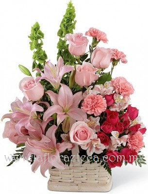 MD - 122  $1180
Canasta de mimbre con rosas,lilies,claveles y mini rosas
