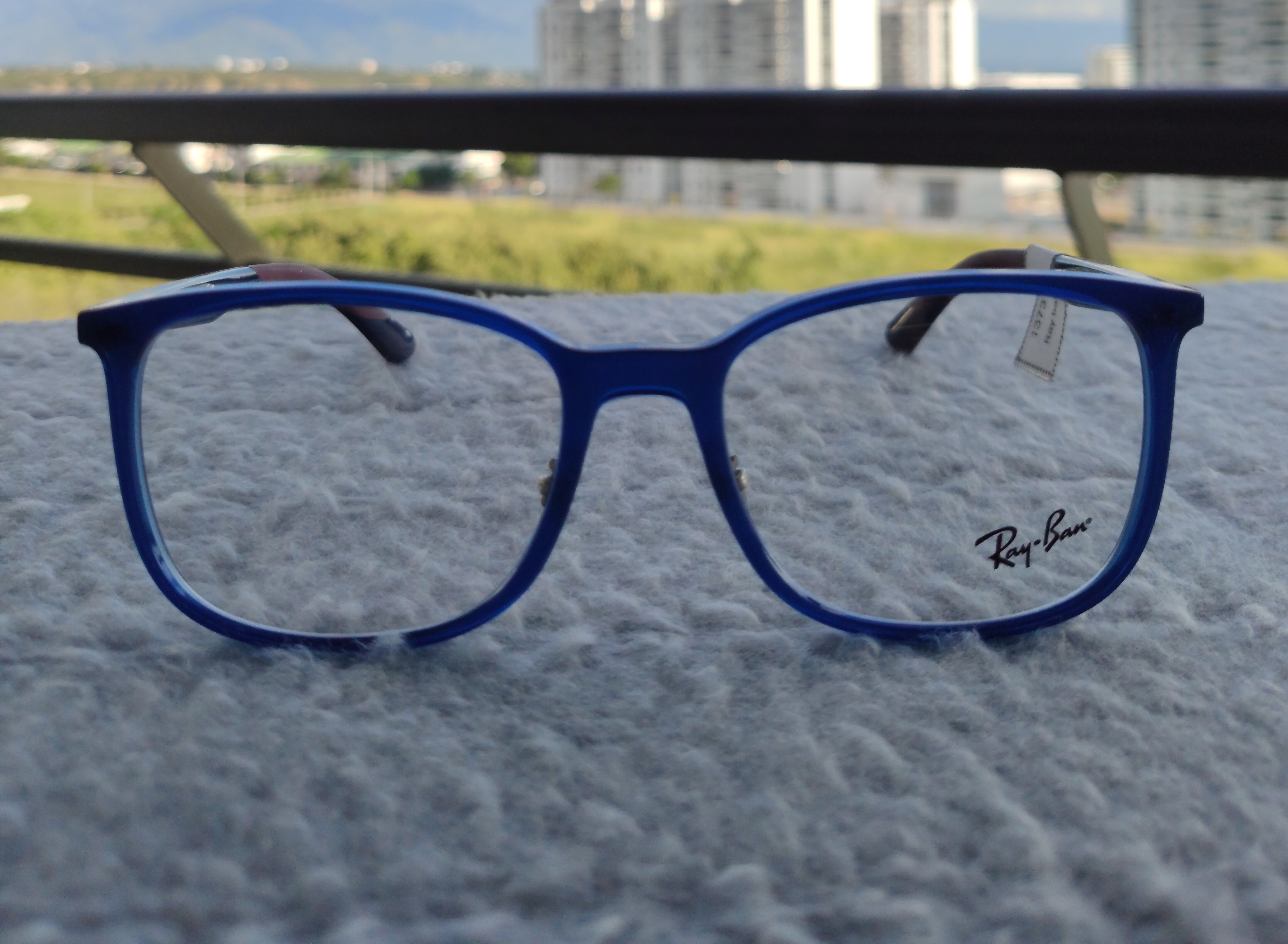 RAY BAN