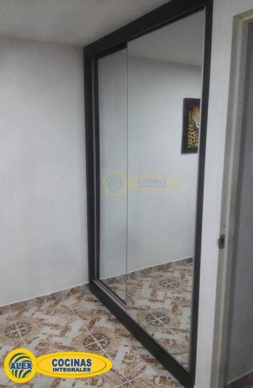 Closet de puertas corredizas con espejo color Wengue Oscuro