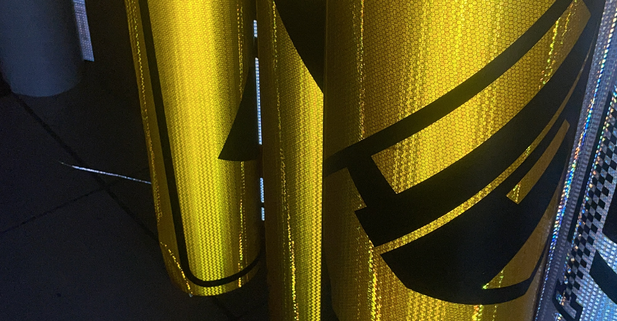 Carretera con múltiples señales de tráfico, incluyendo señales de stop y dirección, bajo un cielo azul con nubes.
