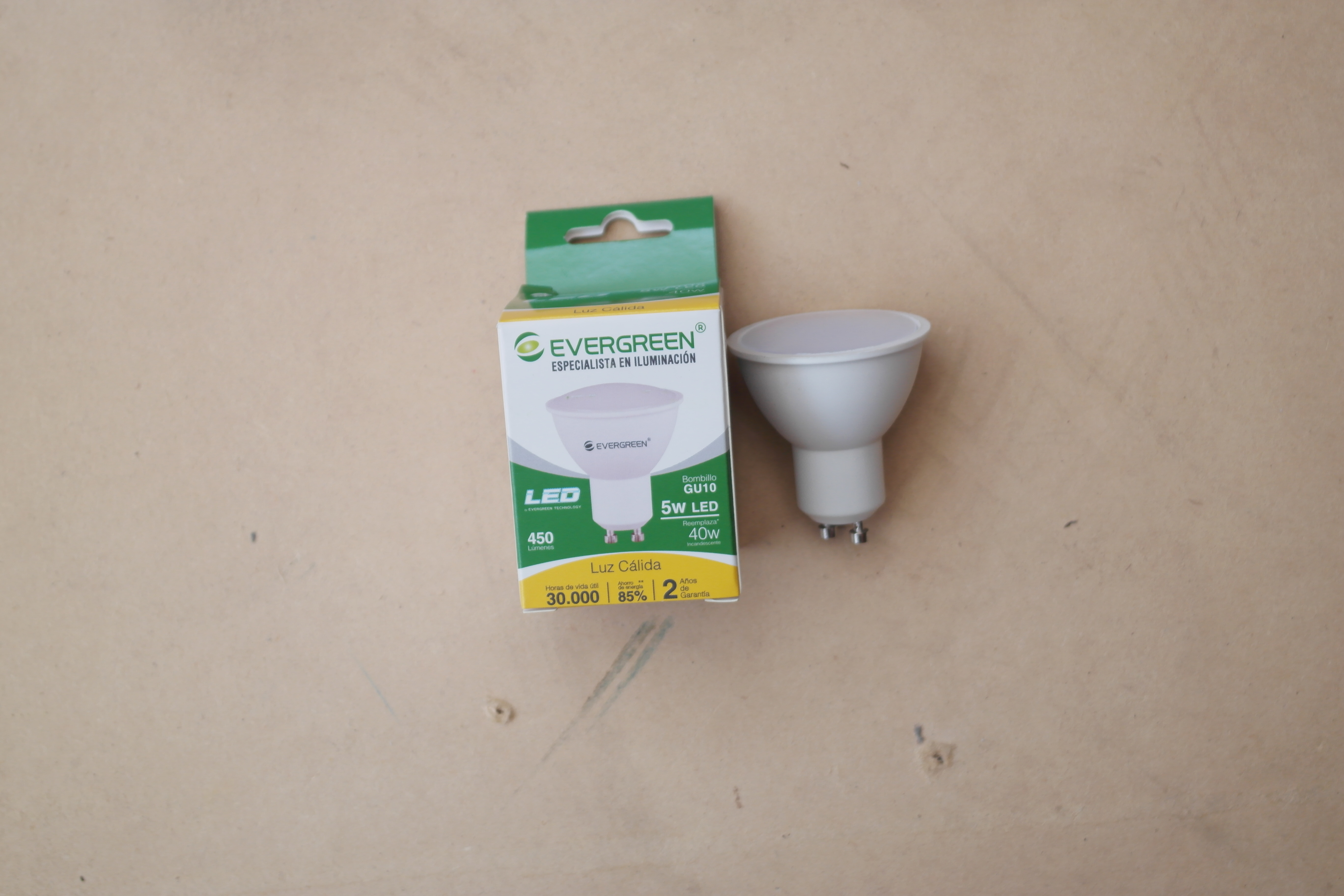 Bombillo dicroico Led GU10 5W 
3000°K-6400°K Evergreen
 Cod:15274-15275
