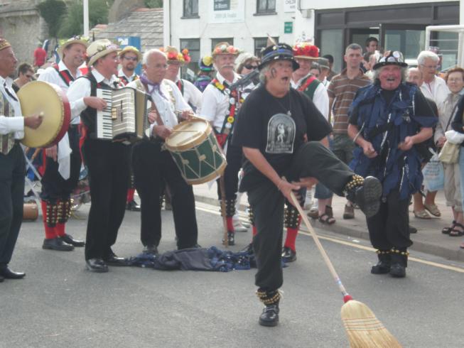 Merrydowners & friends helping out Couptrain Morris
