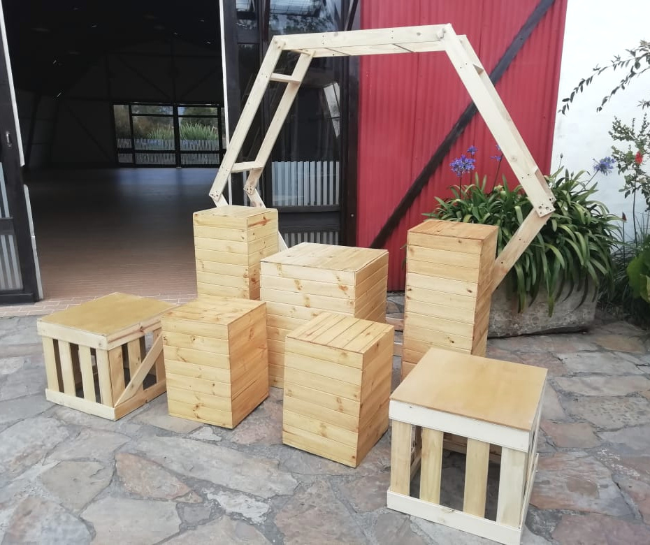 Estructura Hexagonal
Manejamos en
(Color Blanco y Color Madera)
$120.000 Alquiler
2.47cm Ancho
2.20m Alto
50cm Profunidad