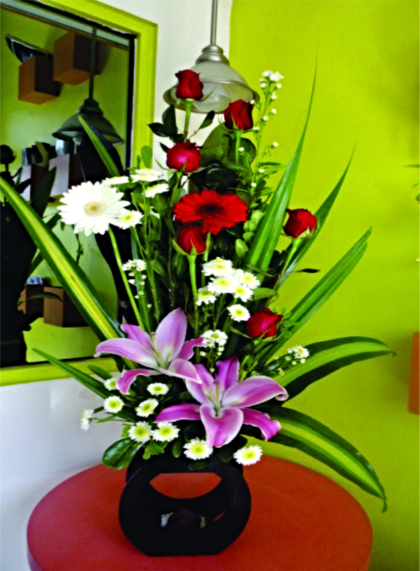 Arreglo A4 de 6 rosas rojas con dos lilies,dos gerberas pueden variar el color.
$ 700