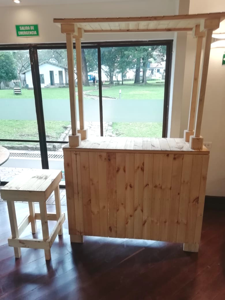 Estación de Bebidas
2.20m Altura Total
1.28m Ancho
48cm de Profundidad
Alquler $160.000