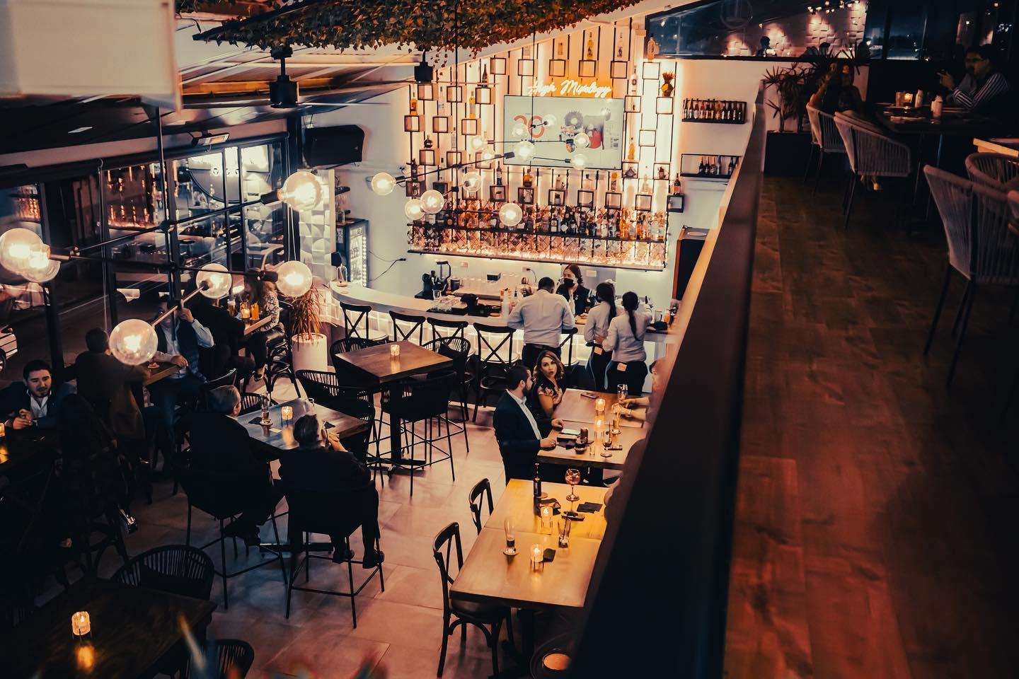 verdura verde junto a un bol de cerámica