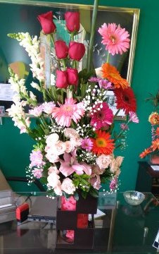 Arreglo A40 con lilies,gerbera,rosa y perritos.
$900