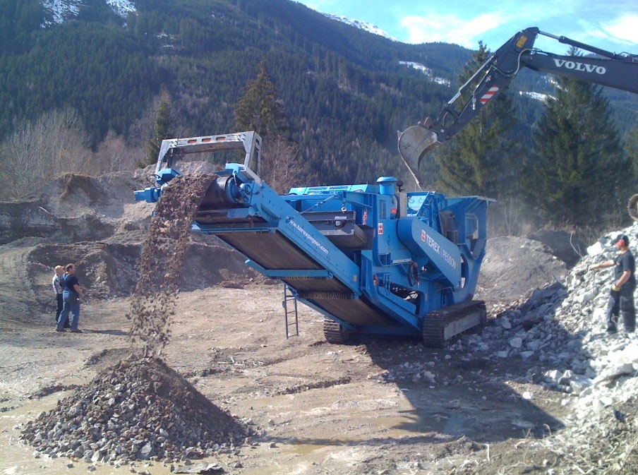 ARVI - Medidor óptico de banda instalado en el transportador de salida de una trituradora sobre orugas.