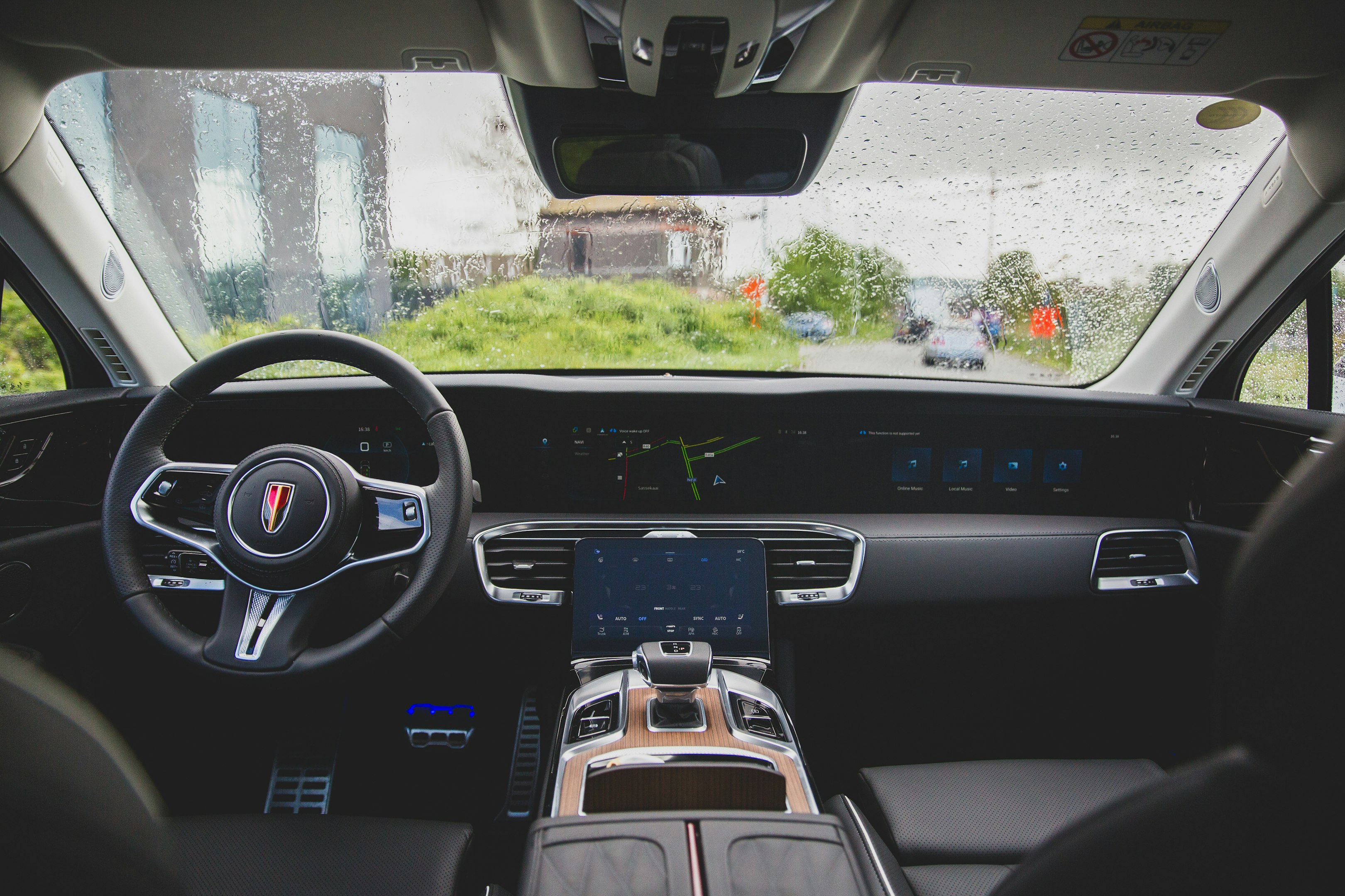 el interior de un coche con un volante y tablero el interior de un coche con un volante y tablero