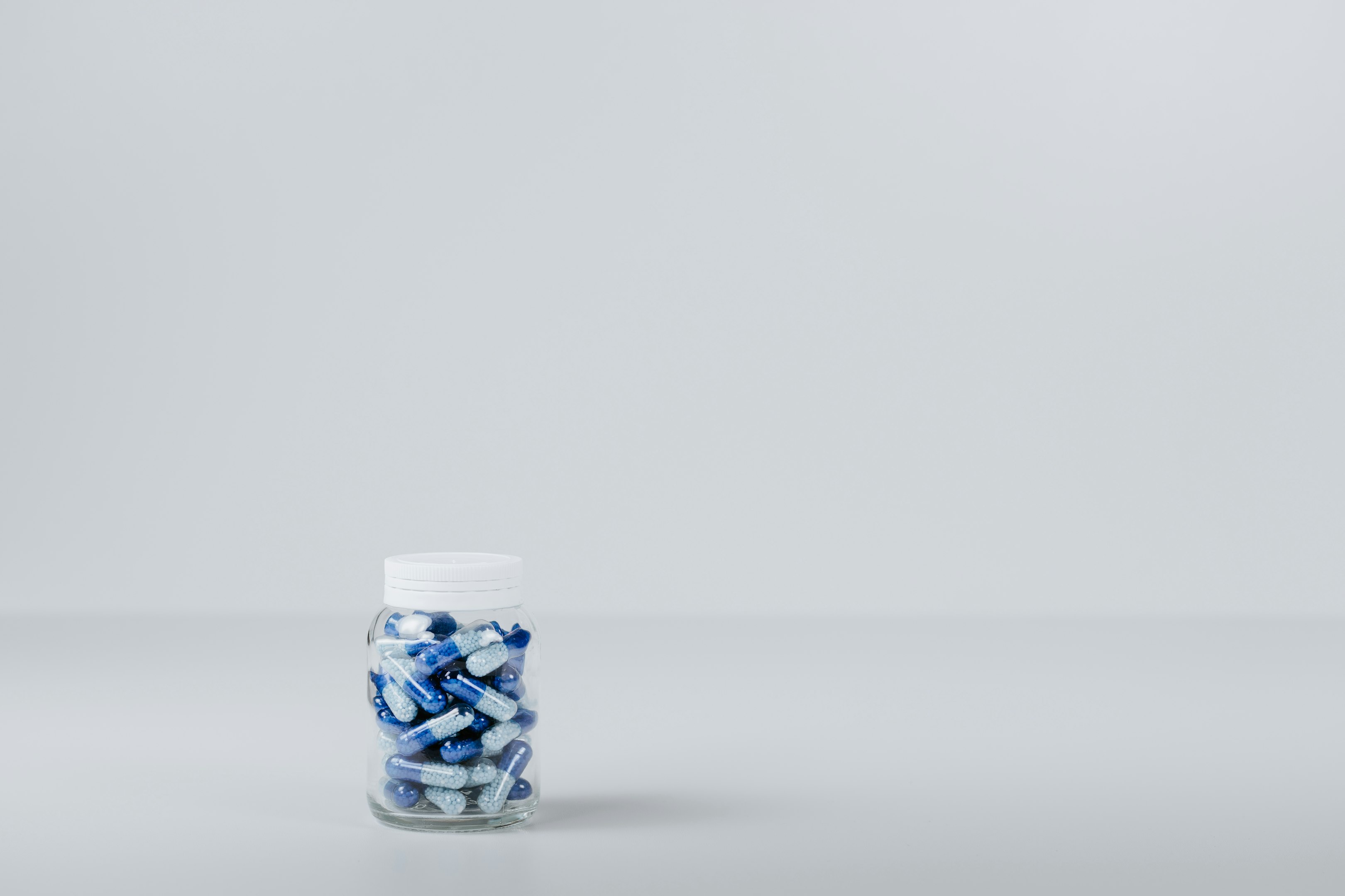 tableta azul y blanca en contenedor
