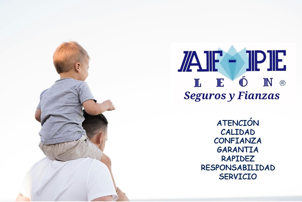 hombre en camisa blanca cargando a un niño