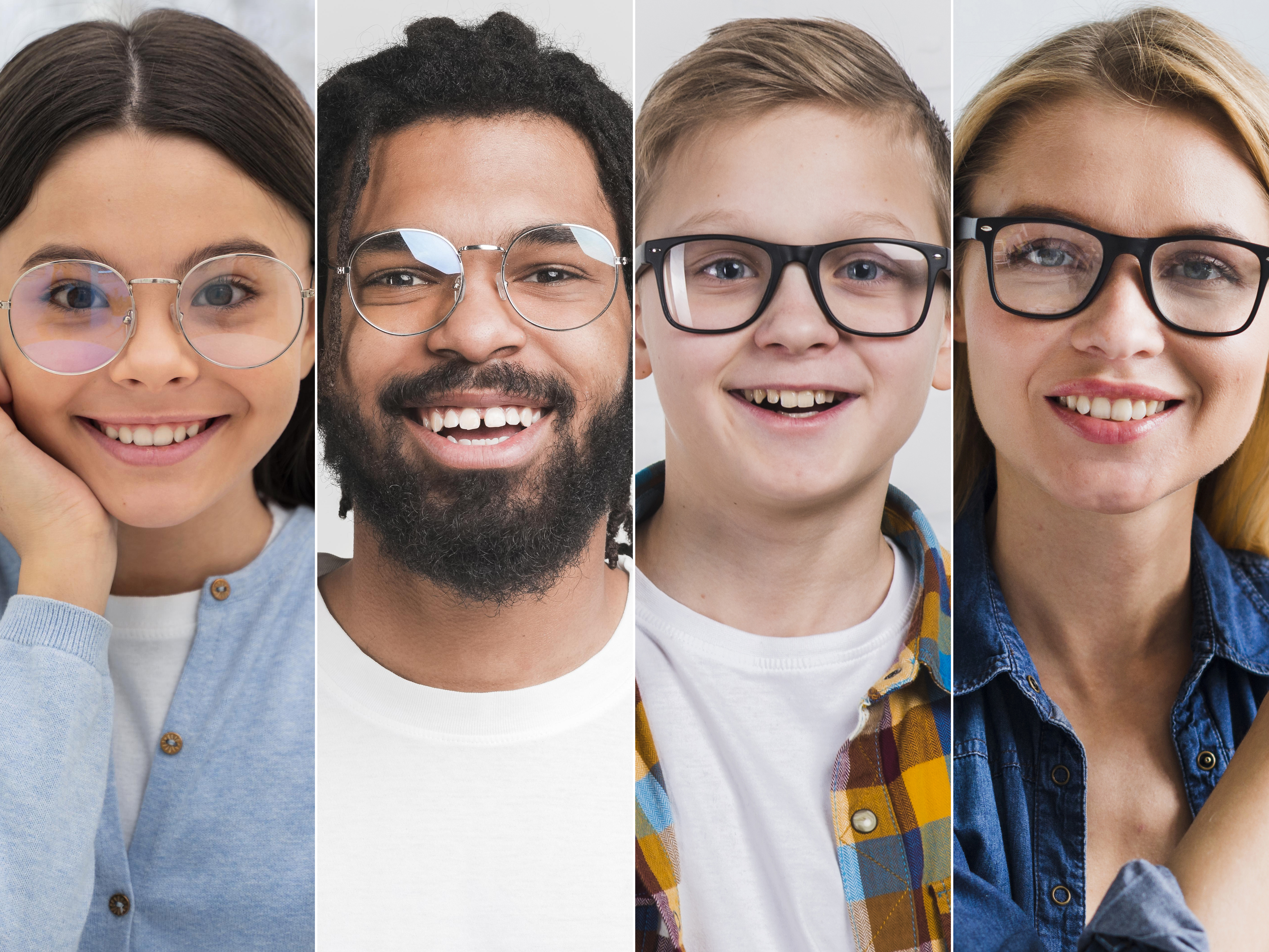 una pequeña iglesia de madera con un campanario en la cima de una colina nevada
