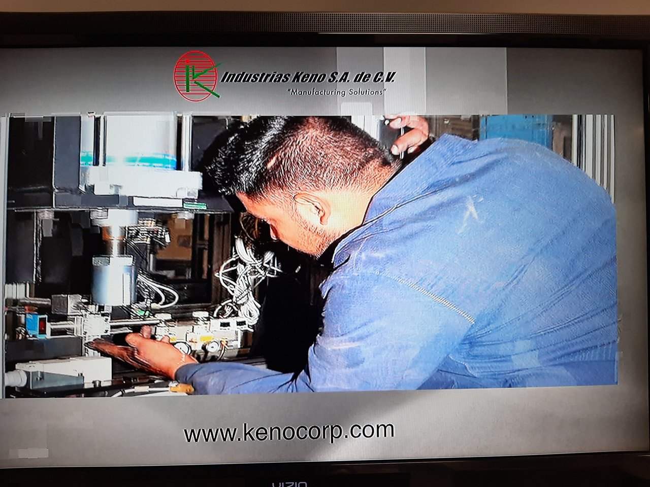 Hombre inspeccionando una máquina industrial en Industrias Keno S.A. de C.V.