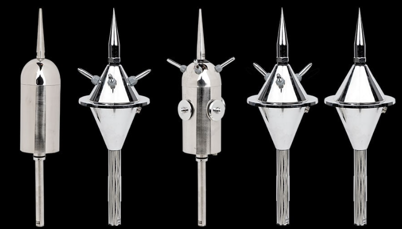 Transformadores eléctricos industriales en un entorno de fábrica moderno con iluminación natural.