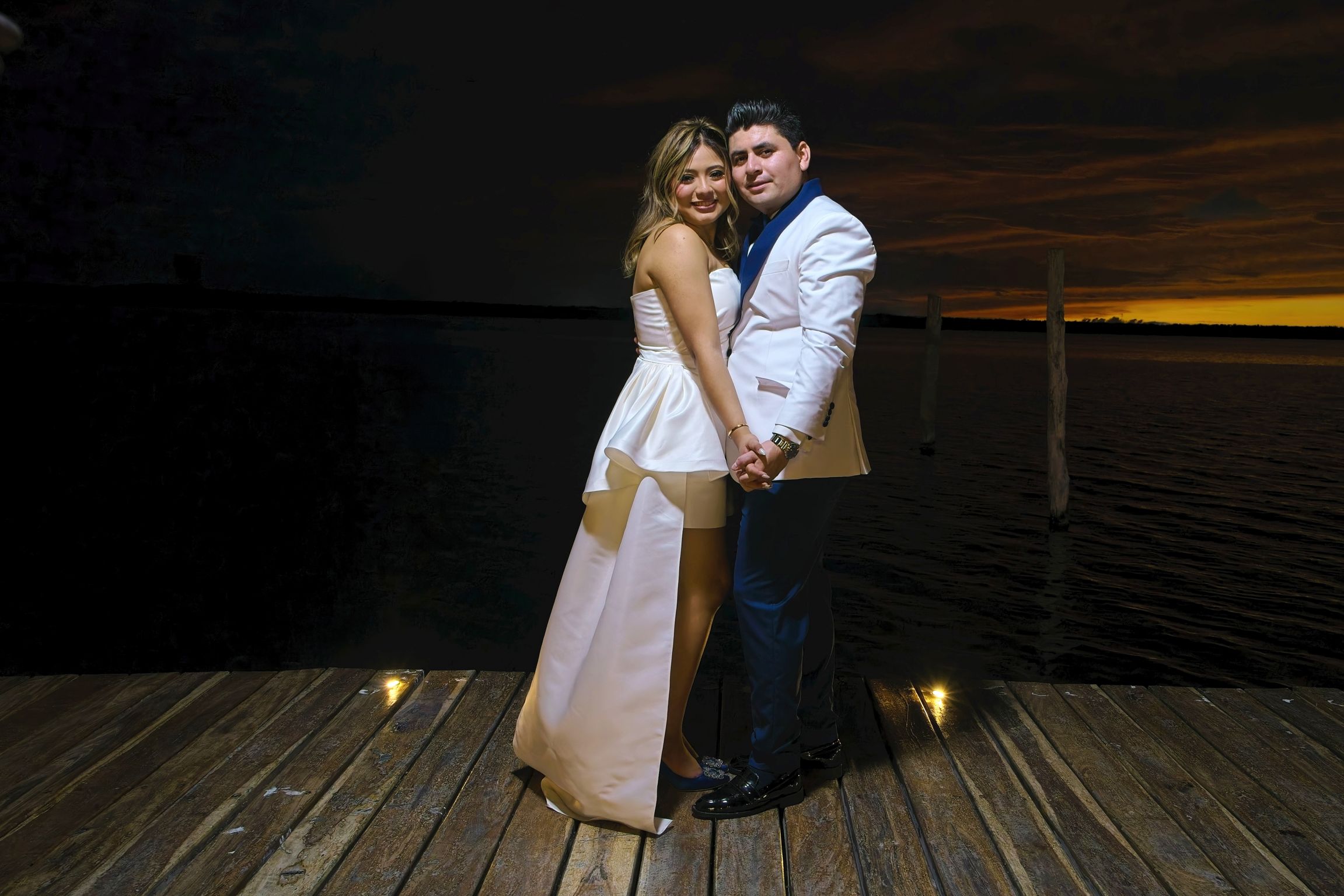 https://0201.nccdn.net/1_2/000/000/19a/ee8/luxartifices-wedding-navios-cancun-bride-and-groom-sunset063.jpg