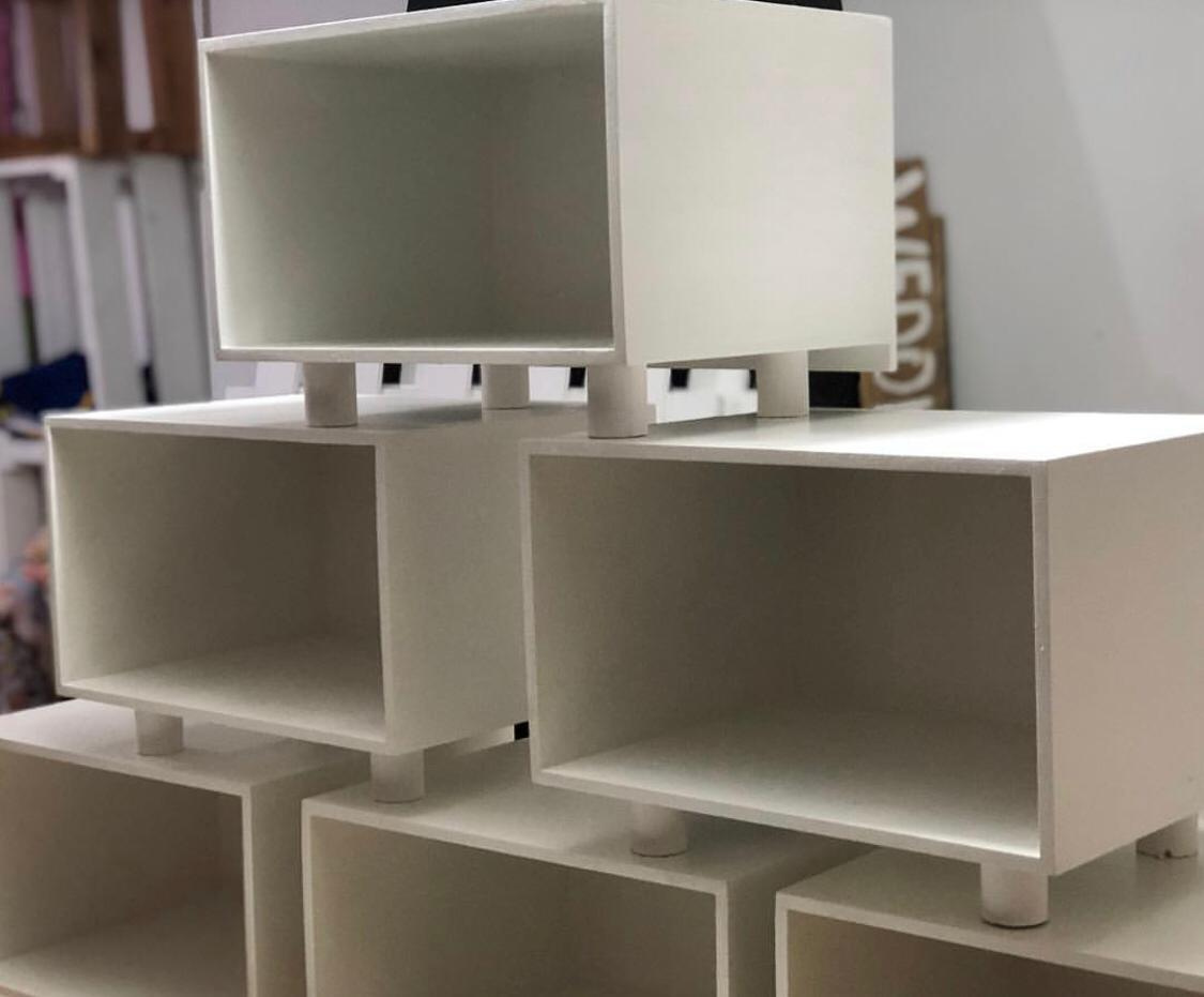 Bases tipo Tv para la mesa de Dulces 
24 cm Altura  
40 cm largo 
$30.000 
Precio Unitario