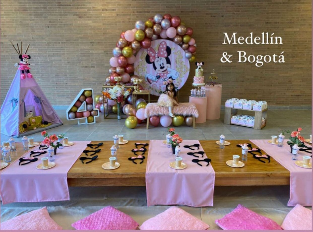 1 Mesa Rectangular color Blanco
2.20m x 1.04 por 90.000
10 cojines 50.000
6 Mantas 25.000
2 Camino de Mesa 20.000
Precio Combo
Alquiler $ 160.000