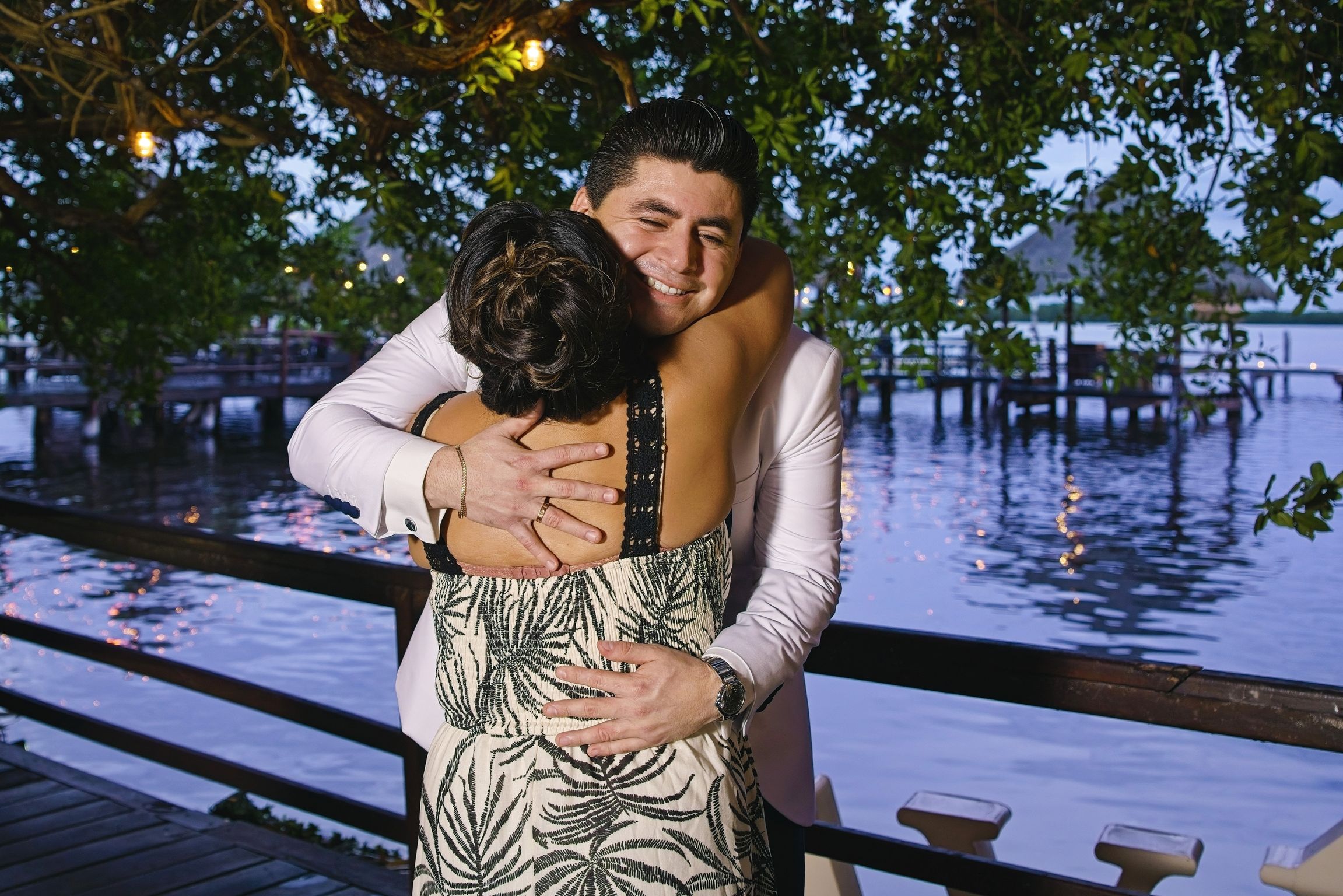 https://0201.nccdn.net/4_2/000/000/000/3db/luxartifices-wedding-navios-cancun-bride-and-groom-sunset025.jpg