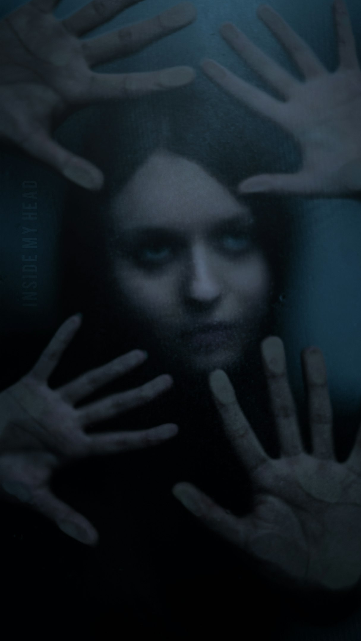 cara de mujer con la mano en su cara