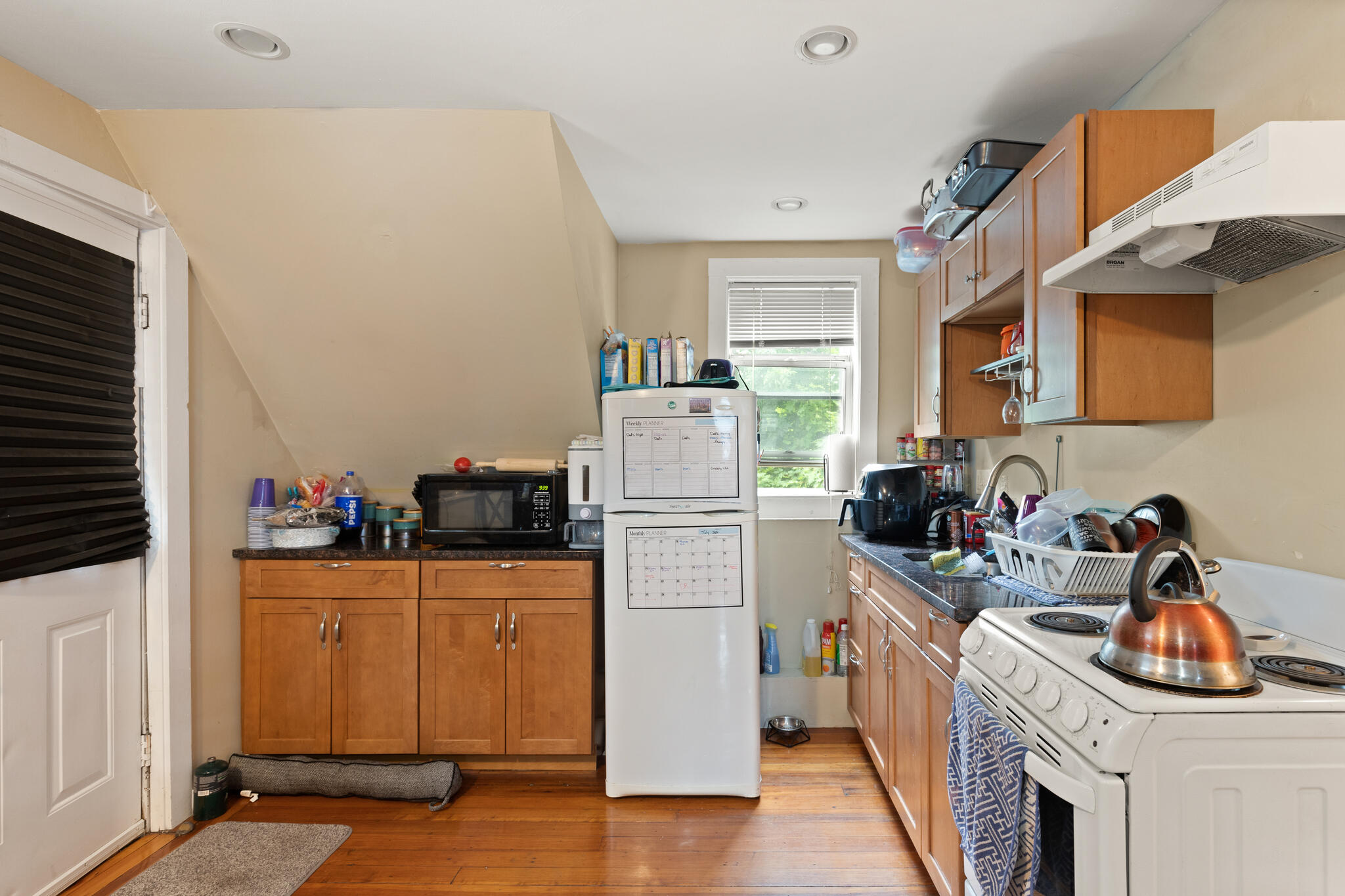 https://0201.nccdn.net/4_2/000/000/000/d48/7-bridge-st-danvers-ma-01923-usa-012-014-kitchen1-mls_size.jpg