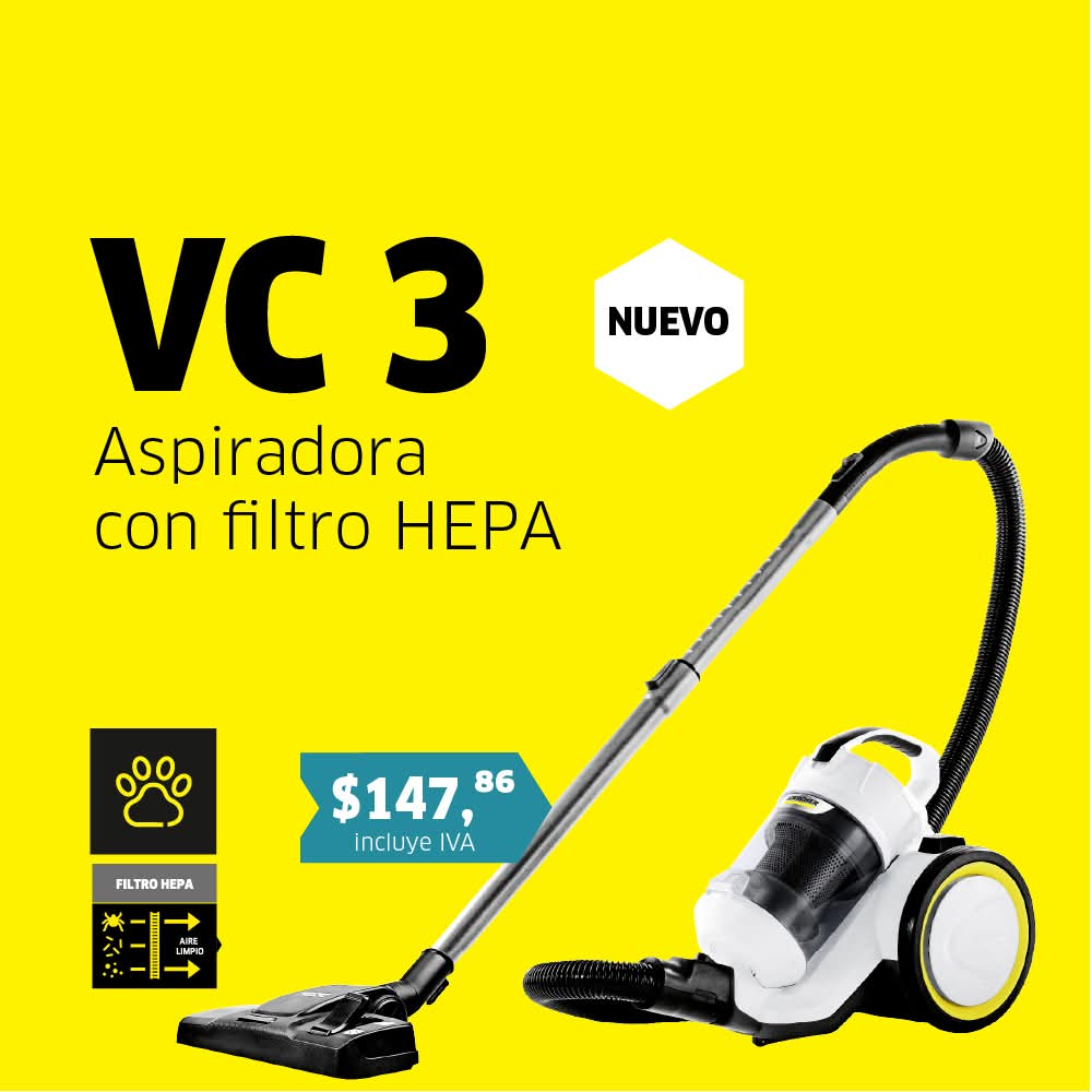 Aspiradora moderna y elegante en suelo de salón luminoso con grandes ventanas y plantas verdes al fondo.