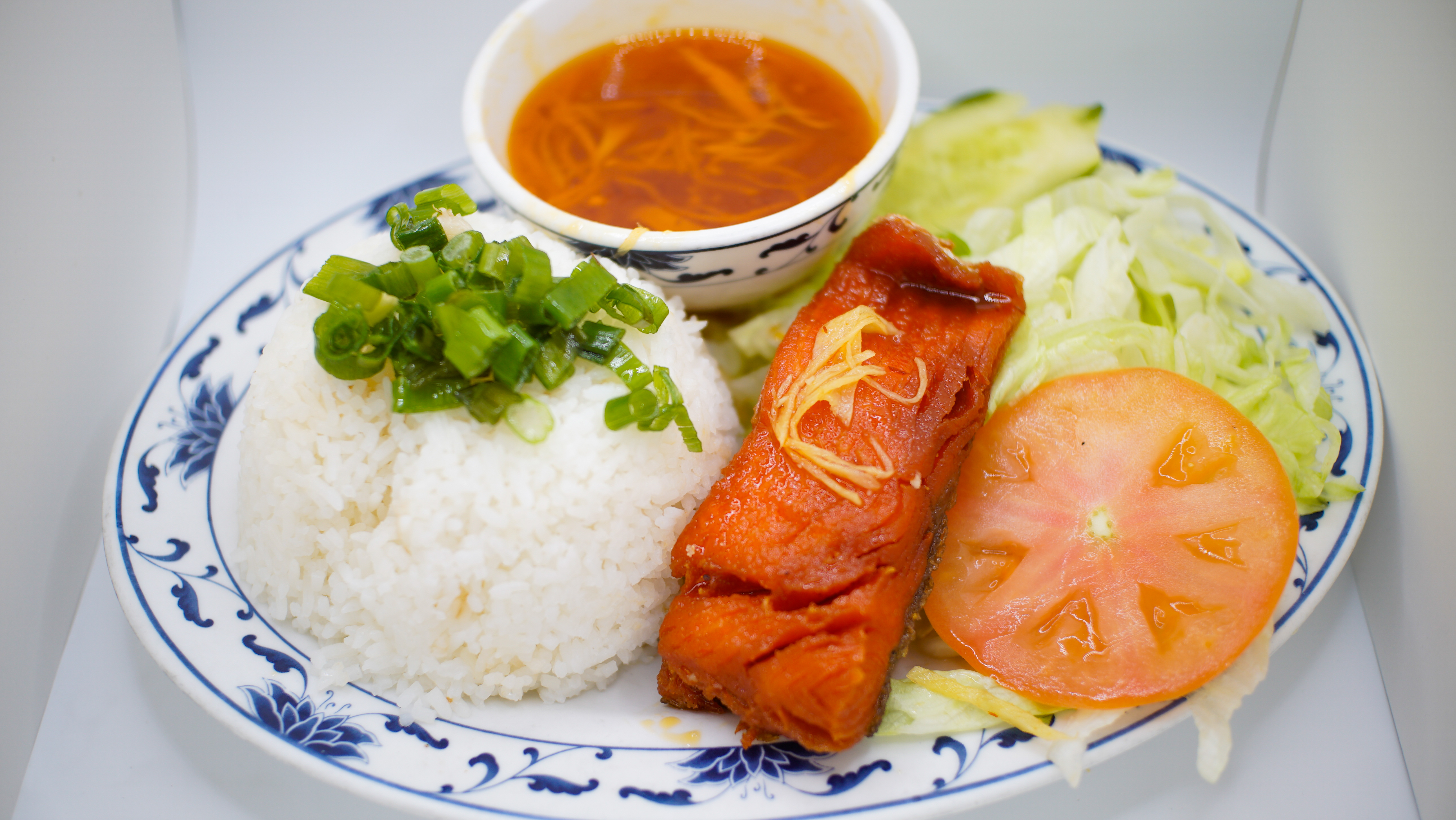 14C. COM CA HOI
Steamed Rice 
W/ Pan Fried Salmon 
W/ lettuce, Tomatoes, Cucumbers
Served w/ Ginger Fish Sauce