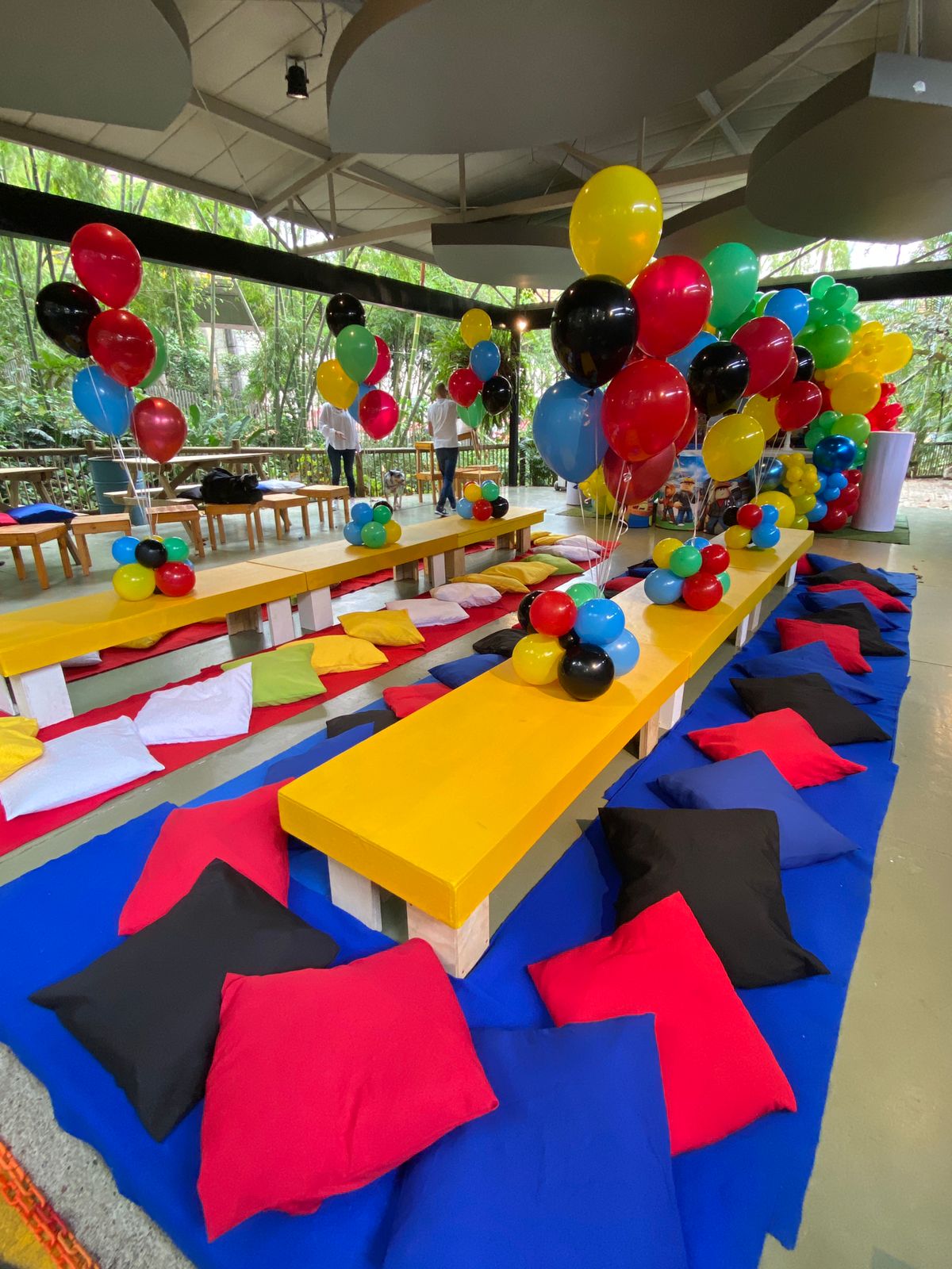 Mesa Baja Rectangular
Tapizada Colores 40.000
6 Cojines 30.0000
4 Tiras de Manta 20.000
Precio Combo
$80.000 Alquiler
Manejamos Variedad De Colores