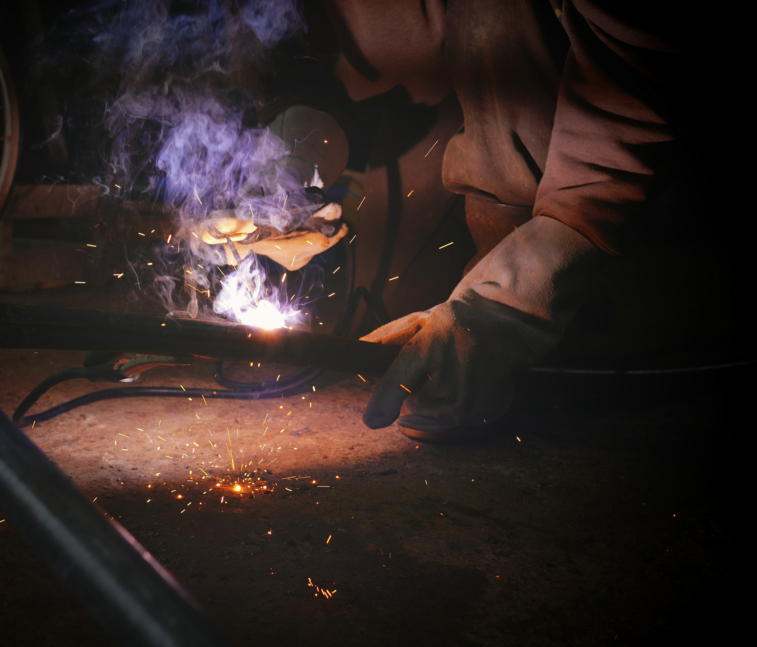 Interior de una fábrica moderna y luminosa con maquinaria avanzada y estanterías industriales.