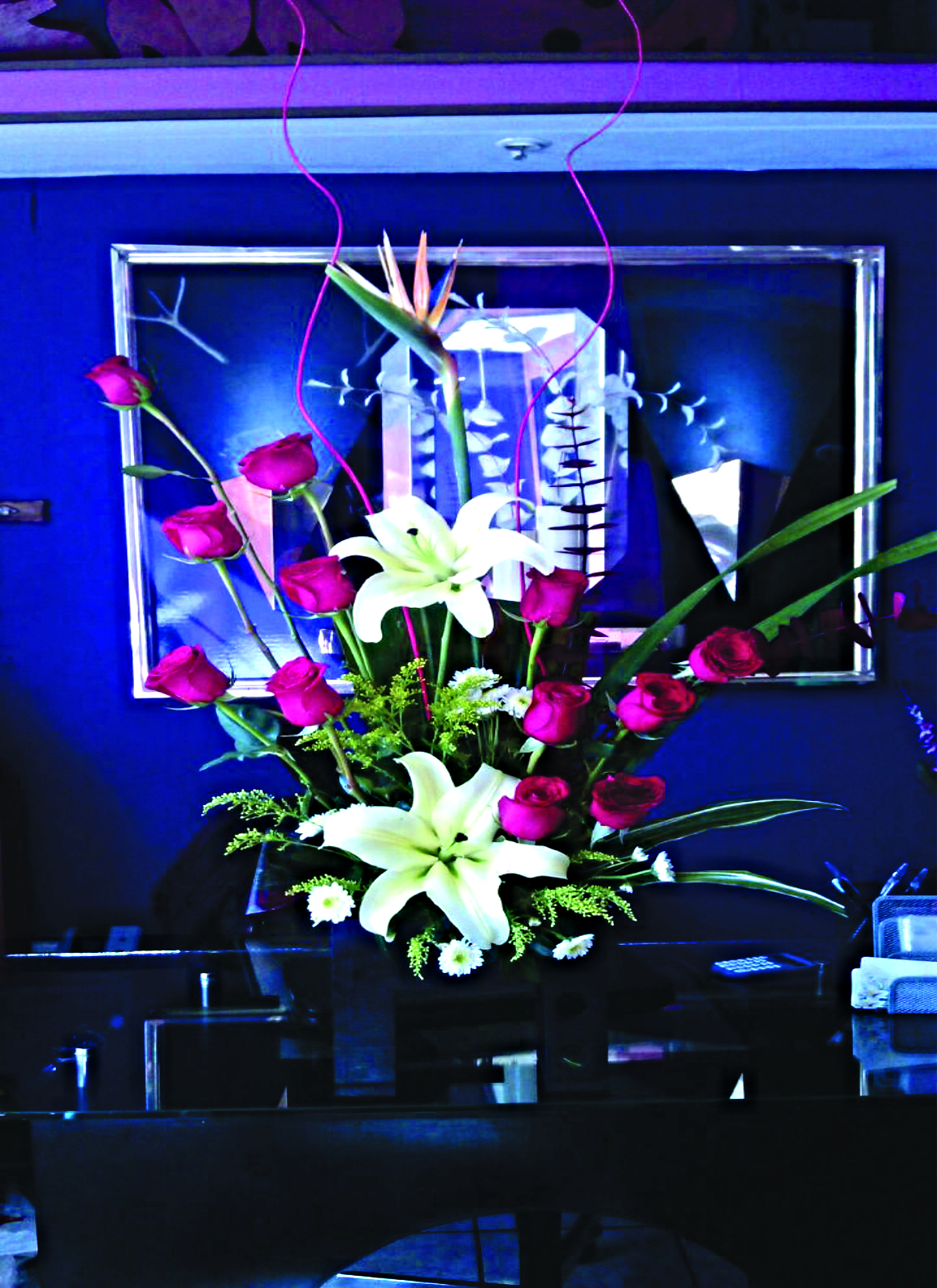 Arreglo A13 de 12 rosas con dos lilies puede variar de color y una ave de paraiso.
$ 850