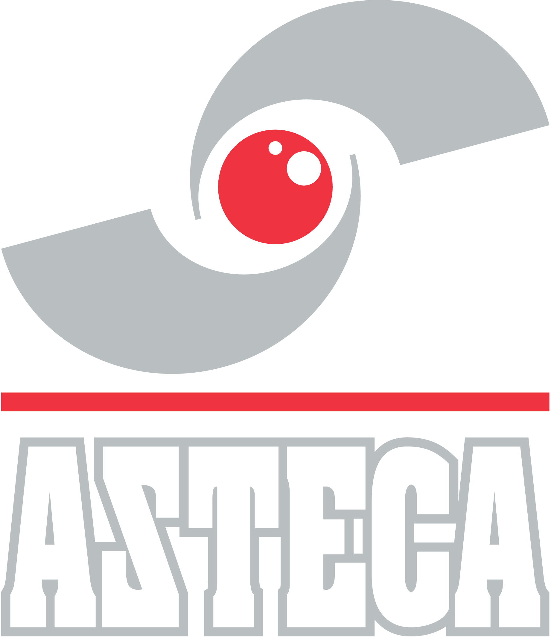 Dos trabajadores con cascos y chalecos de seguridad conversan en una moderna planta industrial.