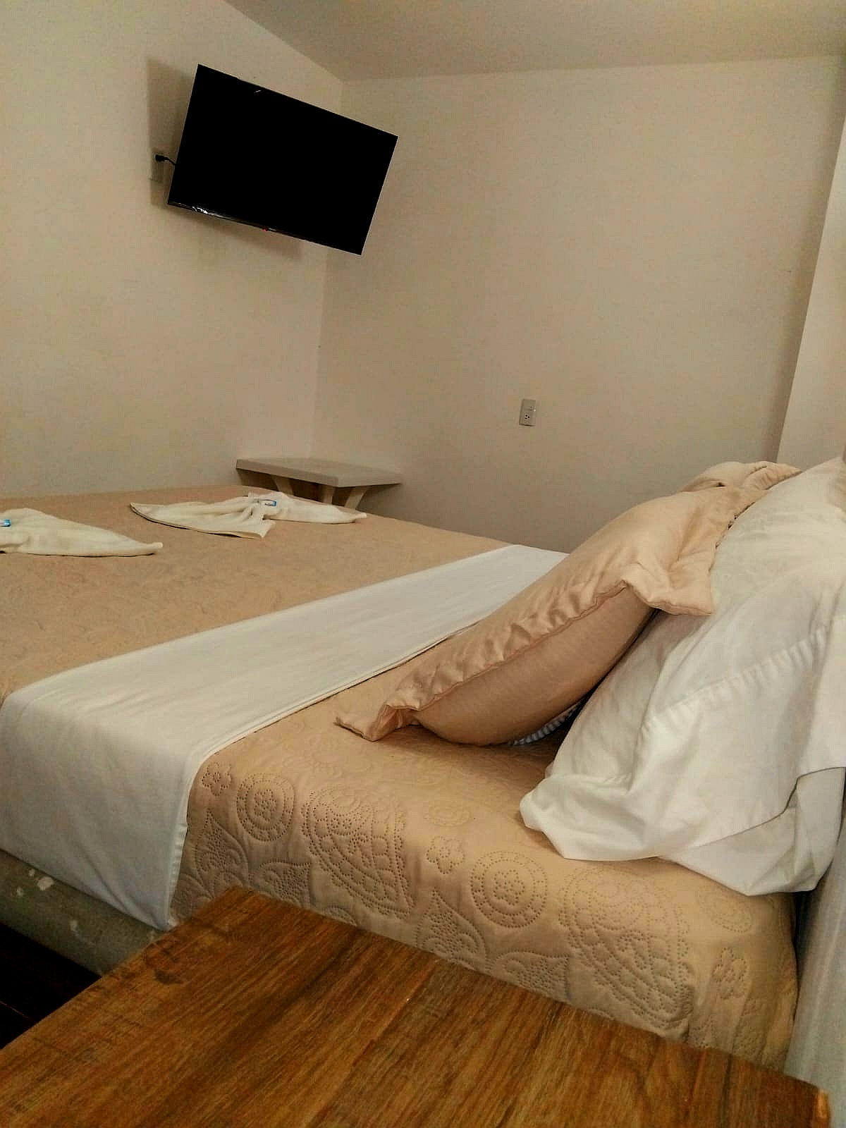 Sala de estar moderna con vista panorámica de la ciudad, sofás curvos, mesa de centro redonda y plantas decorativas. Sala de estar moderna con vista panorámica de la ciudad, sofás curvos, mesa de centro redonda y plantas decorativas.