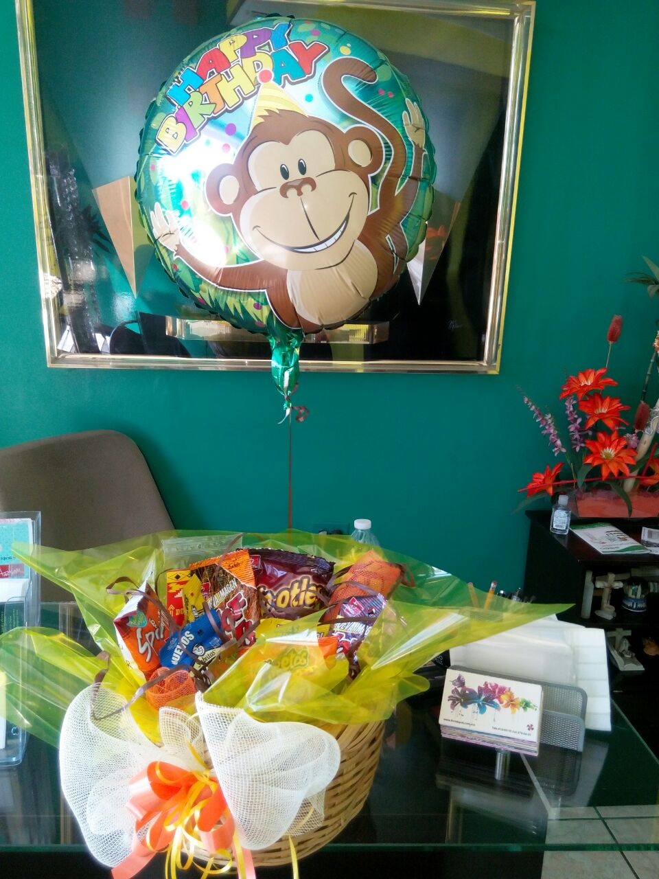 canasta con botanas.
$850