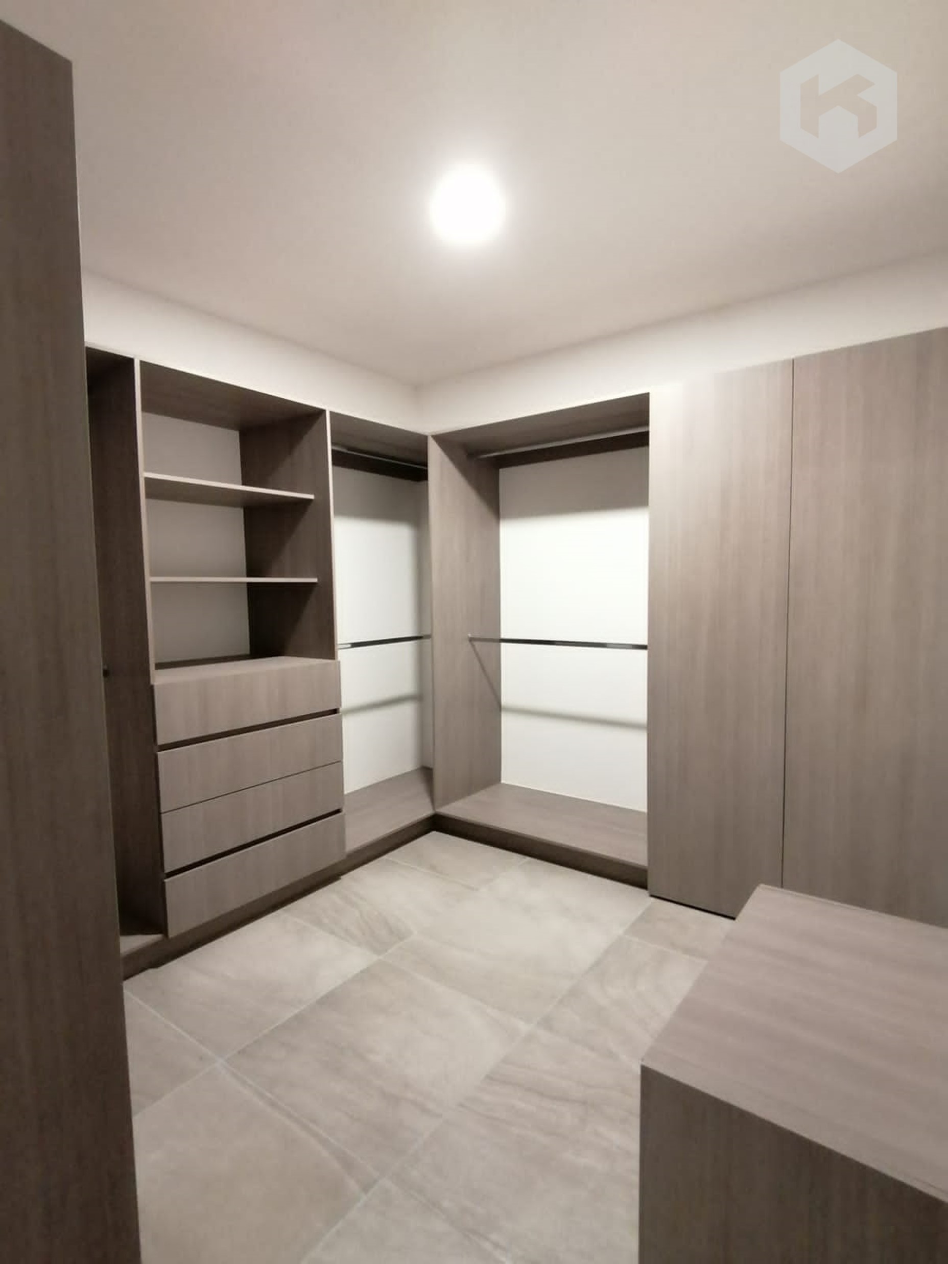 KREAR: Vestidor Andador con Diseño Funcional, Moderno y Elegante