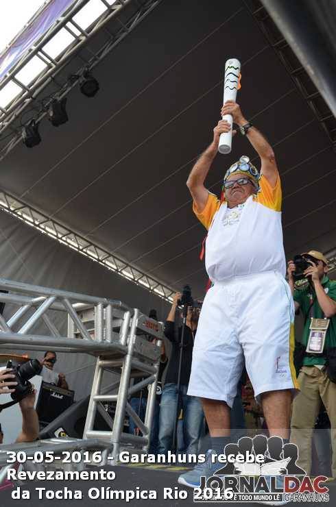 Luiz Gonzaga erguendo a tocha olímpica do Brasil