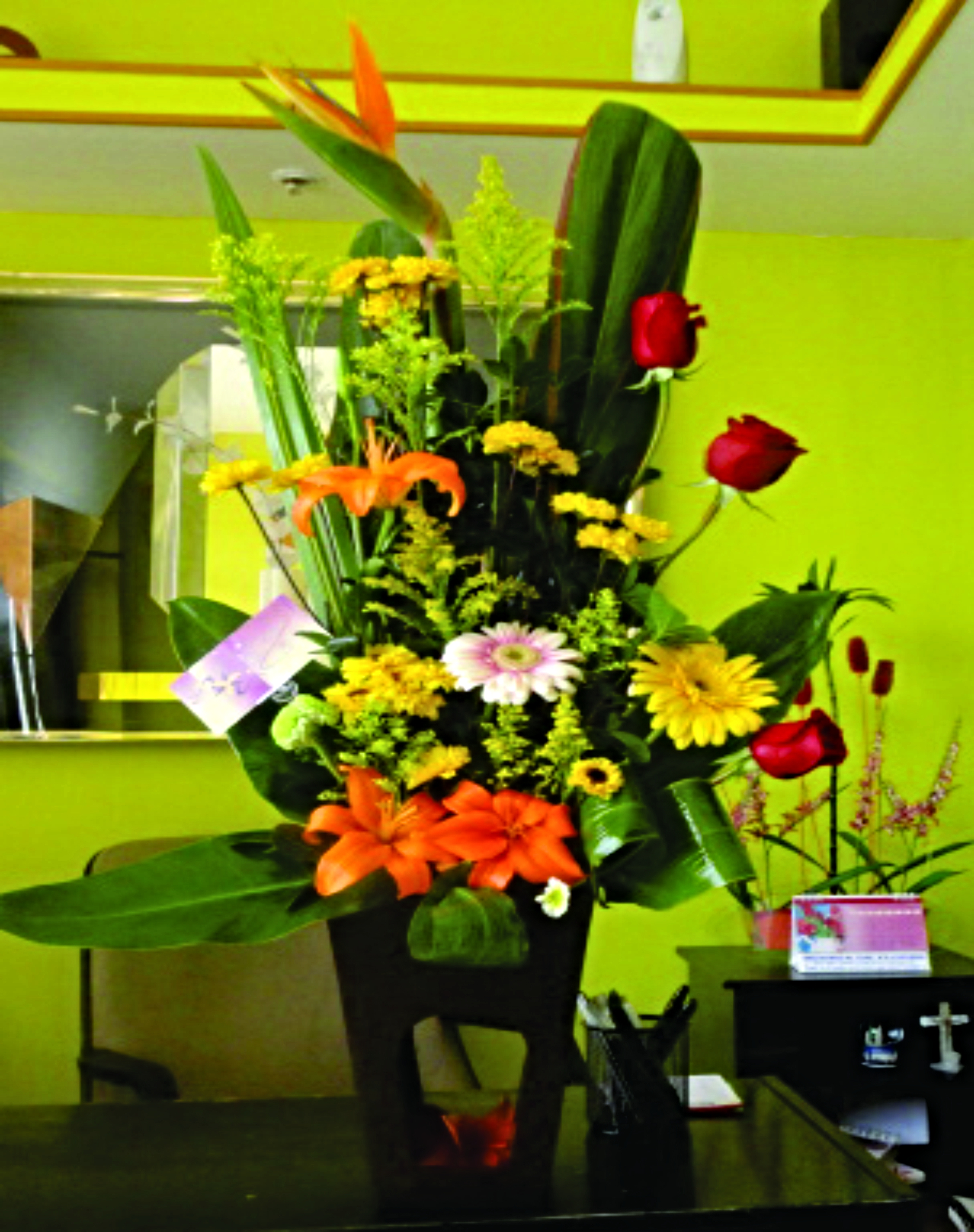 Arreglo A29 con tres lilies, dos gerberas, tres rosas y una ave de paraiso.
$ 60.0